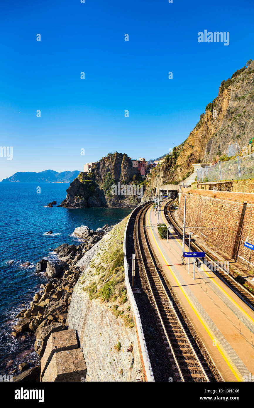 Manarola village, in treno o in stazione ferroviaria rock e mare. Cinque Terre, il Parco Nazionale delle Cinque Terre Liguria Italia Europa. Foto Stock