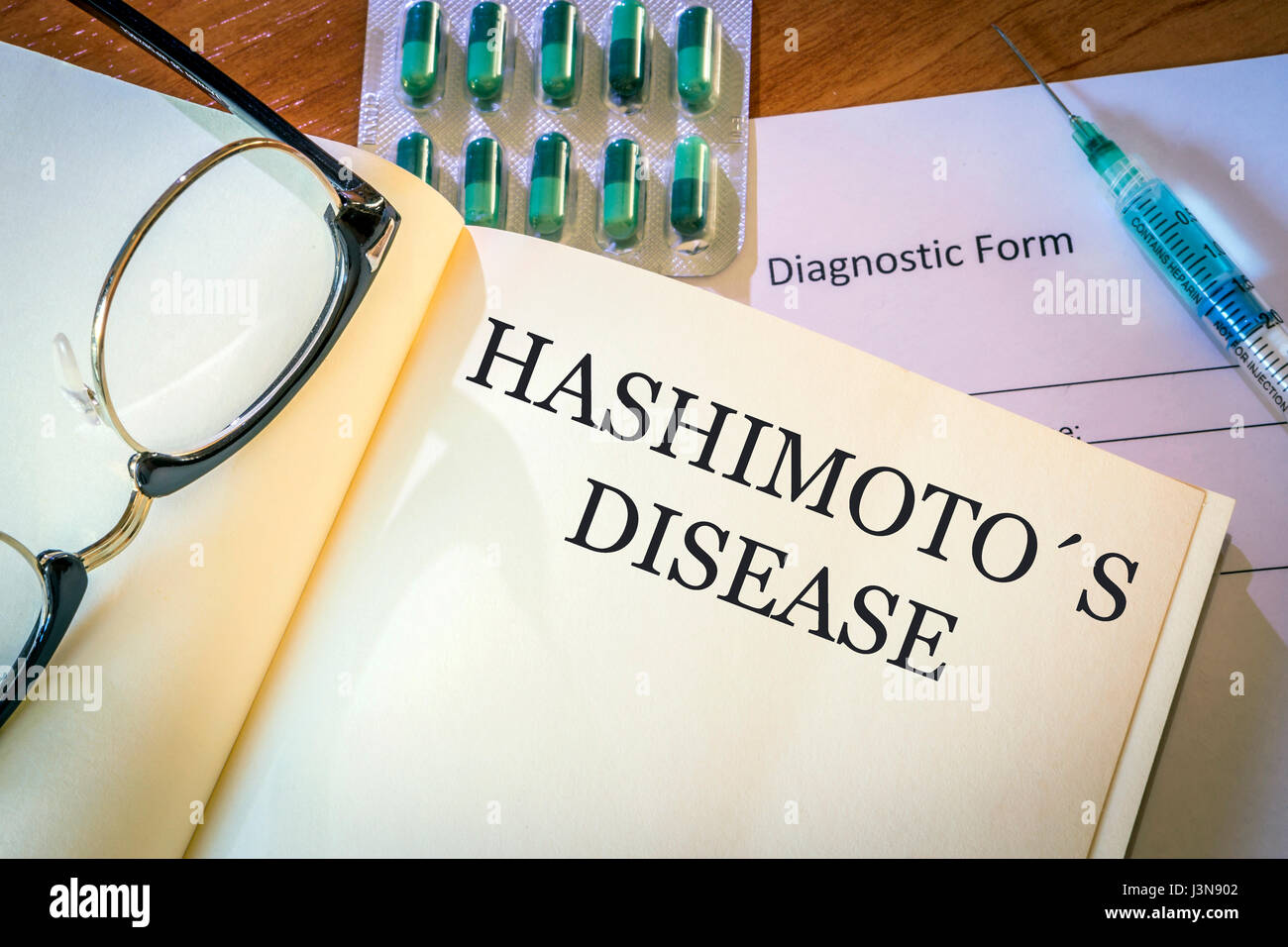 Prenota con diagnosi Hashimoto malattia. Concetto medico Foto Stock
