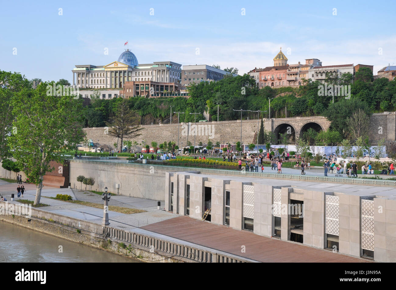 Edificio governativo, Kura River, Tbilisi, Georgia, nel Caucaso Foto Stock