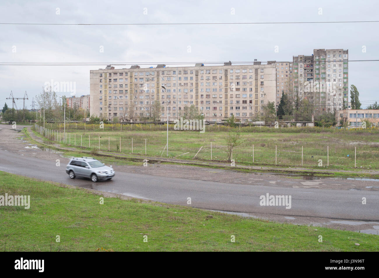 Quartiere residenziale con edificio prefabbricato dall ex Unione sovietica, Kutaisi, Imereti, Georgia, nel Caucaso Foto Stock