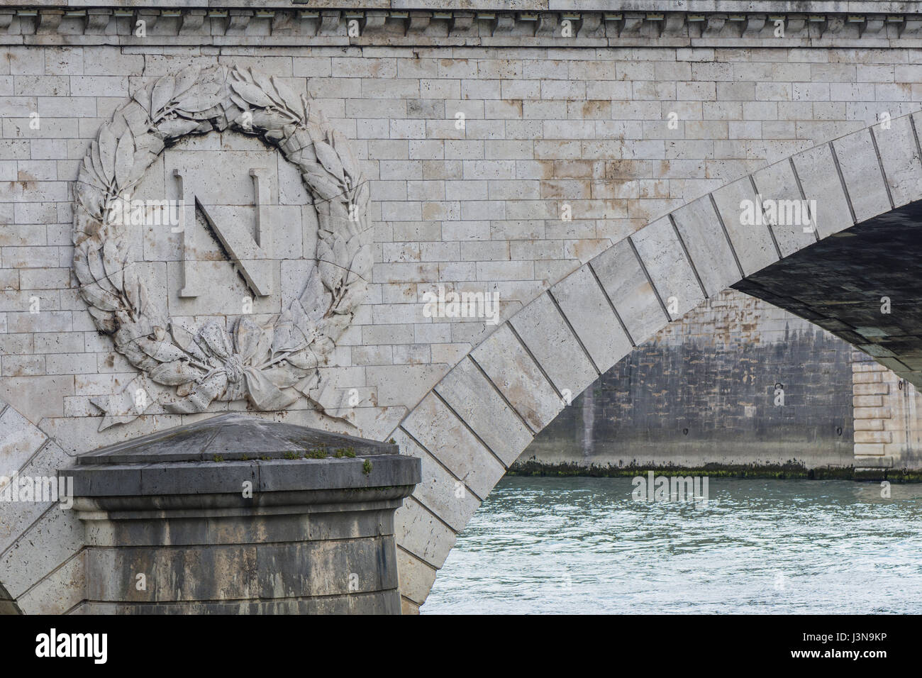 Parigi, Francia 29 Paril 2017: Pont Au cambiare ponte sul fiume Senna a Parigi con simbolo di Napoleone Foto Stock