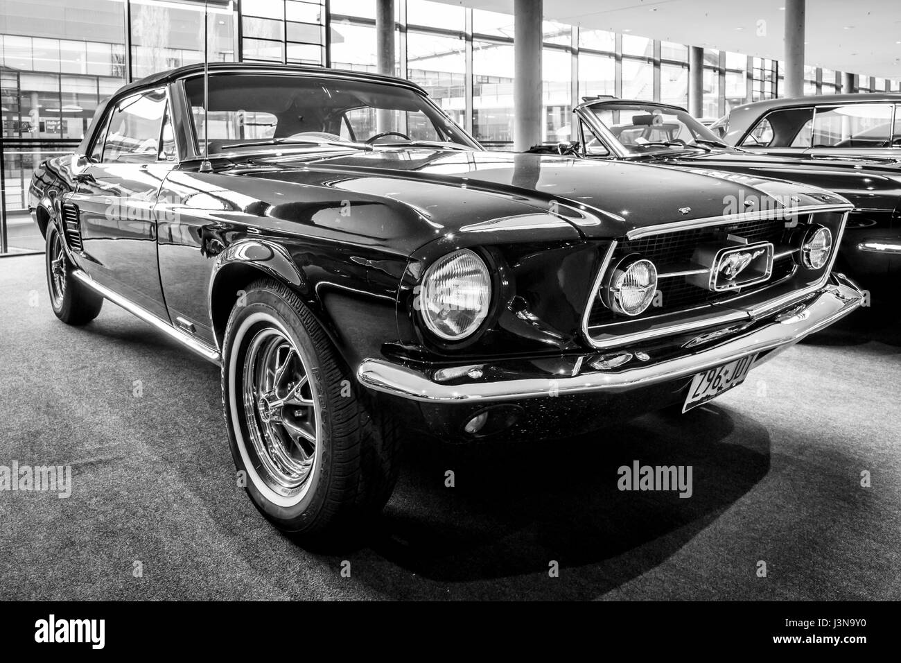 STUTTGART, Germania - 03 Marzo 2017: Pony auto Ford Mustang Convertible, 1967. In bianco e nero. In Europa il più grande classico auto exhibition 'retrò classici' Foto Stock