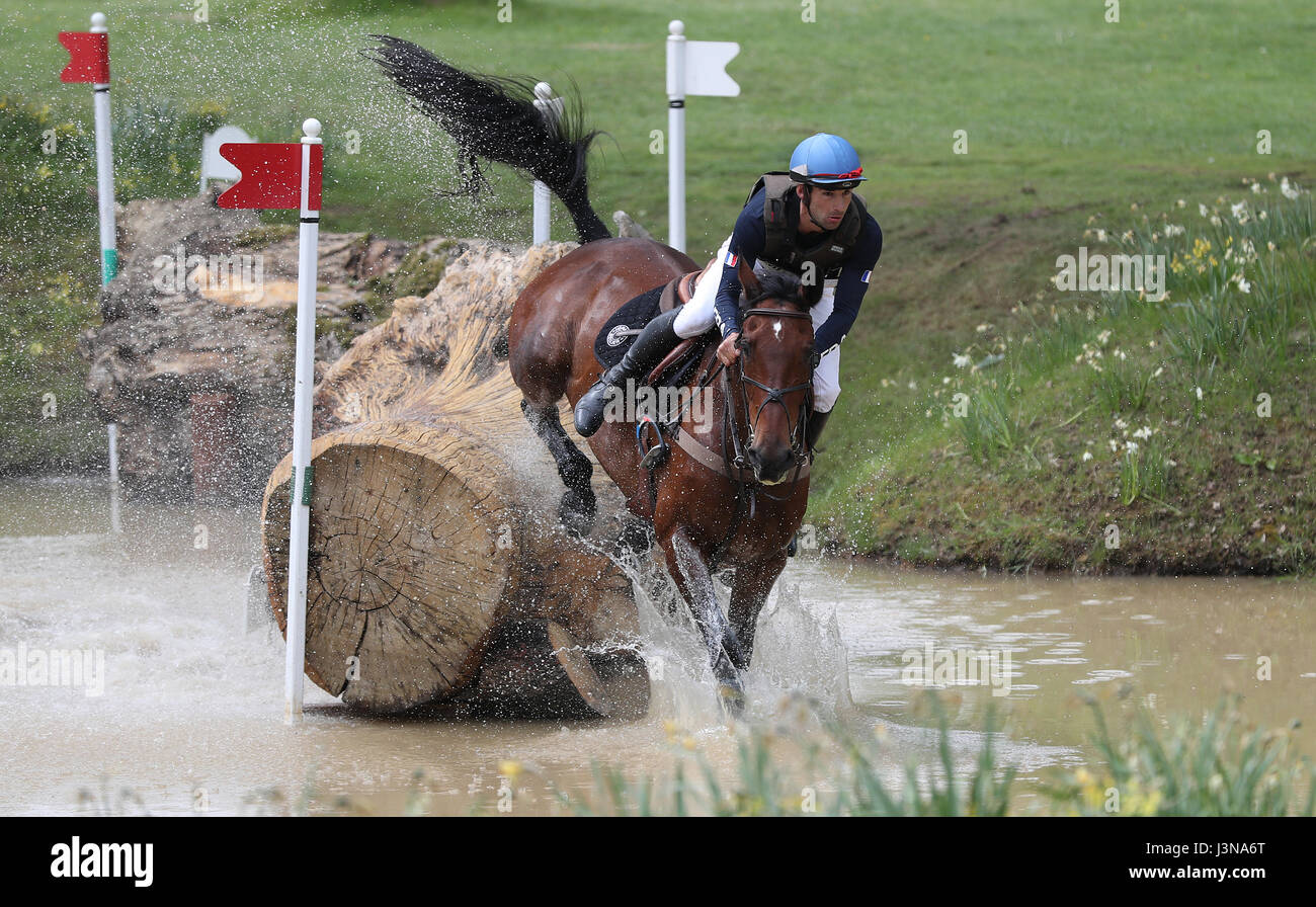 In Francia la Astier Nicolas su Edith Piaf de B'Neville salta durante il cross country fase sul giorno quattro del 2017 Badminton Horse Trials. Stampa foto di associazione. Picture Data: Sabato 6 Maggio, 2017. Vedere PA storia Badminton equestre. Foto di credito dovrebbe leggere: Andrew Matthews/PA FILO Foto Stock