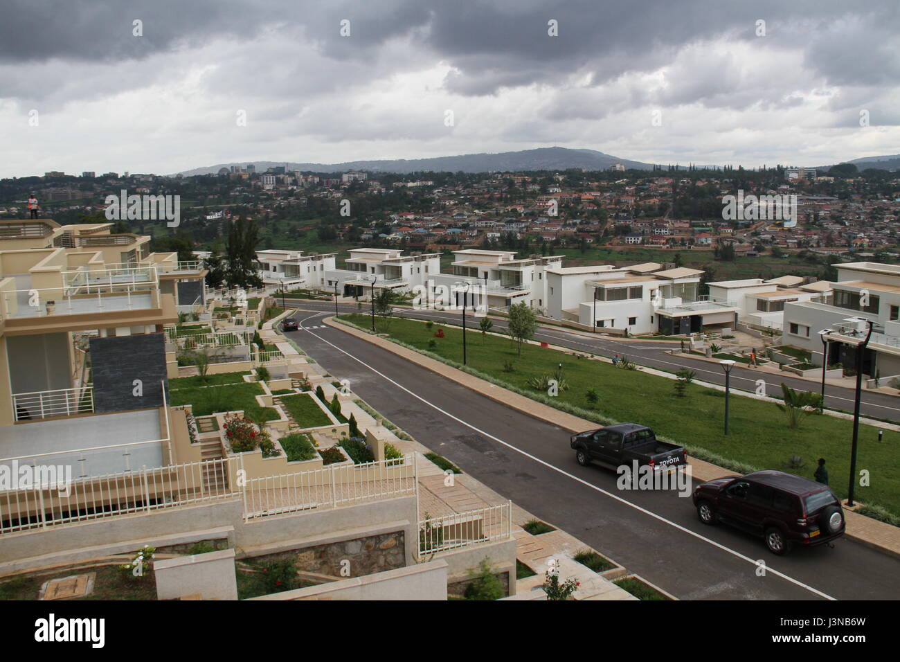 (170506) -- Kigali, 6 maggio 2017 (Xinhua) -- Foto scattata il 5 Maggio 2017 mostra il cantiere per la costruzione della Cina Costruzione ingegneria civile Corporation (CCECC), una società cinese di impresa la prima fase della visione City project, che fa parte del governo ruandese ha i propri sforzi per risolvere le sfide di alloggiamento nella capitale Kigali. La prima fase del progetto il più grande progetto di alloggiamento in Ruanda, è composta da 504 unità di ville e appartamenti. Secondo il piano, dopo tutte le quattro fasi sono completate, il progetto avrà la capacità di ospitare più di 22.000 persone. (X Foto Stock