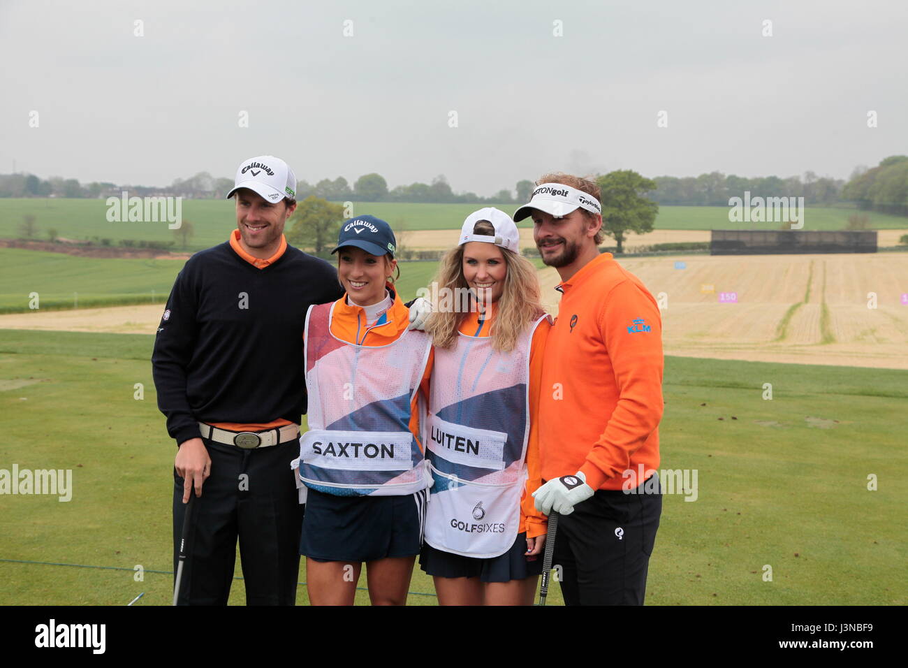 Il Team olandese del team olandese di Reiner Saxton e compartimento Melanie Saxton, caddy Melanie Lancaster e Joost Luiten all'evento golfSIXES Foto Stock