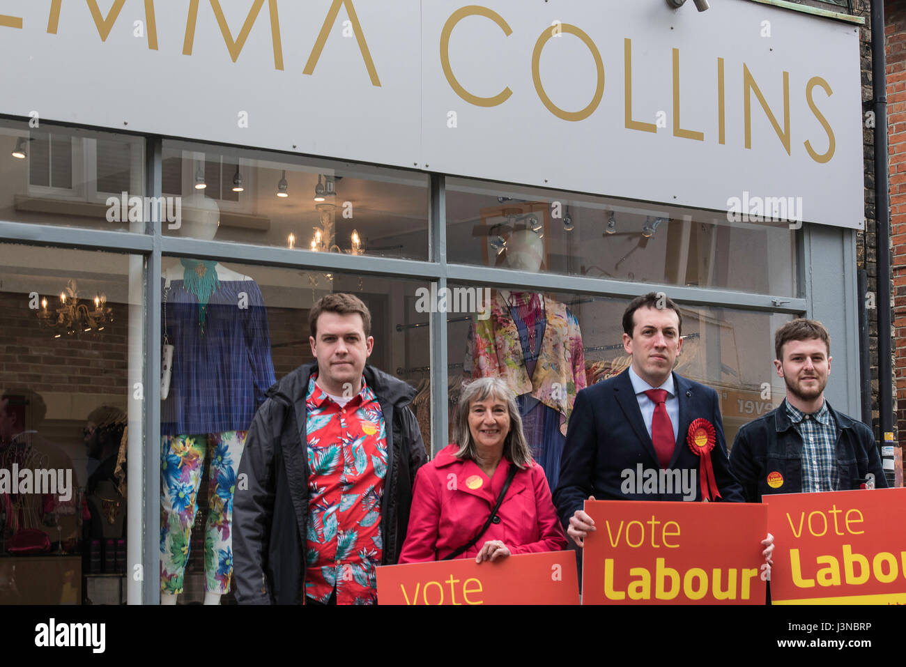 Brentwood, 6 maggio 2017, Gareth Barrett Partito Laburista potenziali candidati parlamentari per Brentwood e Ongar del partito laburista (centro, cravatta rossa) al di fuori della campagna Gemma Collins TOWIE shop in Brentwood Essex per la campagna elettorale Foto Stock