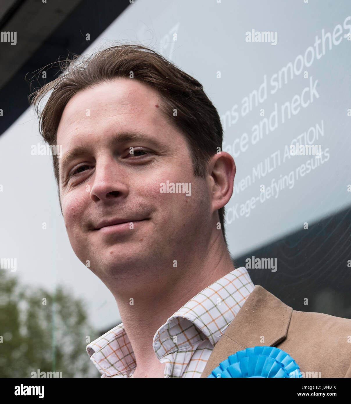 Brentwood, Regno Unito. 06 Maggio, 2017. Alex Burghart, conservatori potenziali candidati parlamentari, per Brentwood e Ongar milita in Brentwood High Street Credit: Ian Davidson/Alamy Live News Foto Stock