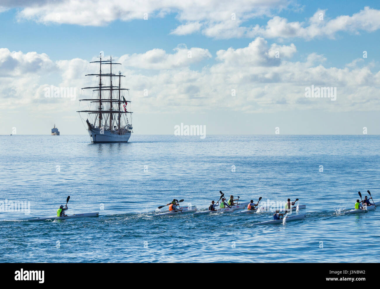 Las Palmas de Gran Canaria, Isole Canarie, Spagna. Il 6 maggio, 2017. Meteo: Tall Ships competere nel 2017 Rendez-Vous TALL SHIPS REGATTA cominciano ad arrivare a Las Palmas per una 48 ore di sosta lungo la gamba di Sines in Portogallo alle Bermuda. Destinazione finale per le navi è il Quebec, Canada per celebrare il centocinquantesimo anniversario della Confederazione canadese. Nella foto: Tall Ship Sagres dal Portogallo arriva in Las Palmas il sabato mattina come canoisti heead a salutare il suo credito: ALAN DAWSON/Alamy Live News Foto Stock