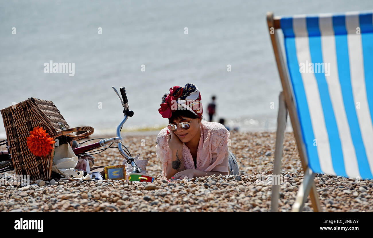 Brighton, Regno Unito. Il 6 maggio, 2017. Una giovane donna gode il caldo clima soleggiato sul lungomare di Brighton con le temperature che raggiungono alte teens celsius in alcune parti del sud est Credito: Simon Dack/Alamy Live News Foto Stock