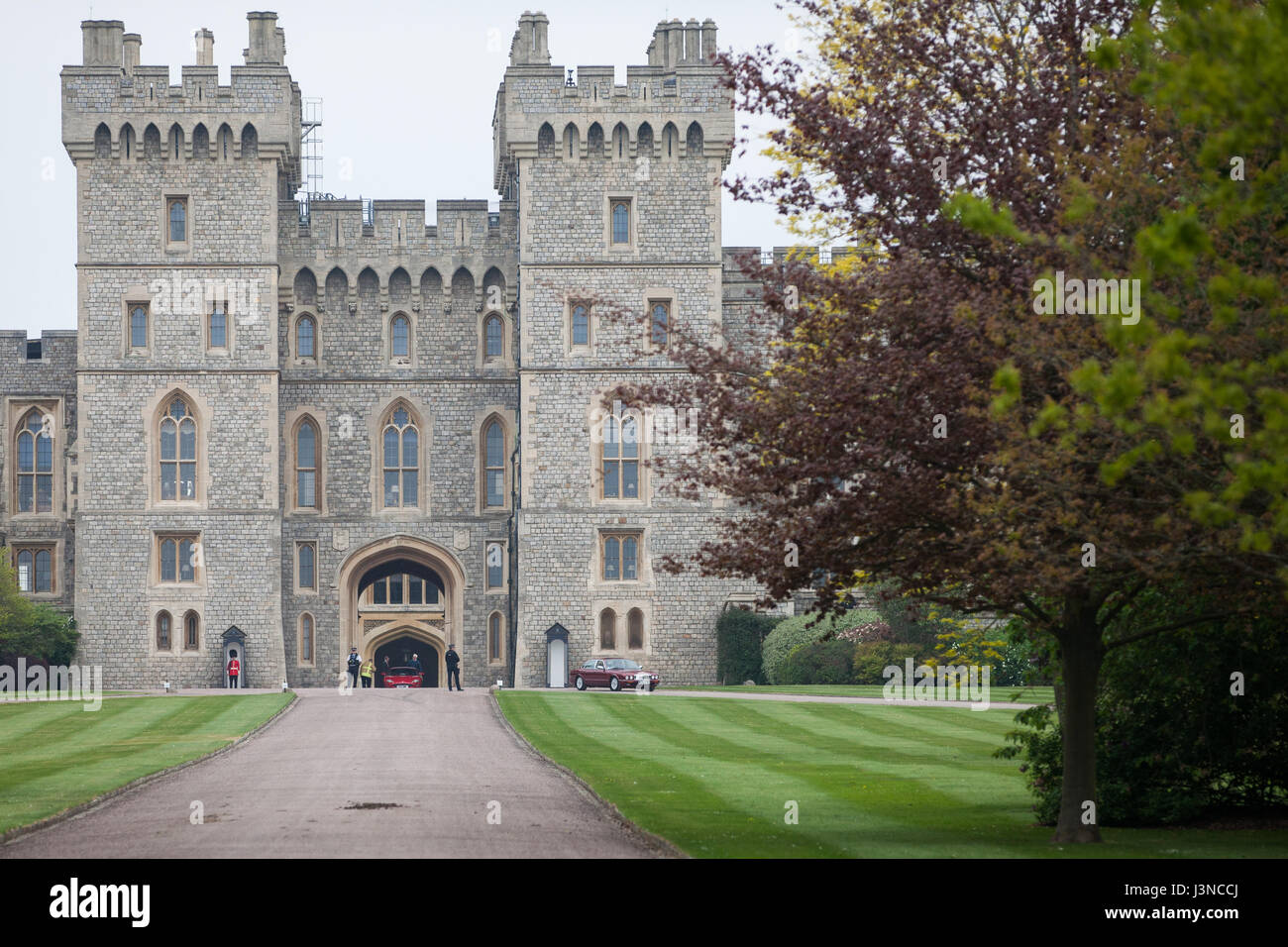 Windsor, Regno Unito. Il 6 maggio, 2017. Una processione di 250 vintage Jaguar cars fa il suo modo attraverso il castello di Windsor durante il Royal Windsor Jaguar Festival in aiuto del principe Filippo Trust Fund per il Royal Borough of Windsor e Maidenhead. Il festival è stato il più grande raduno di Jaguar automobili mai visto nel Regno Unito. Credito: Mark Kerrison/Alamy Live News Foto Stock