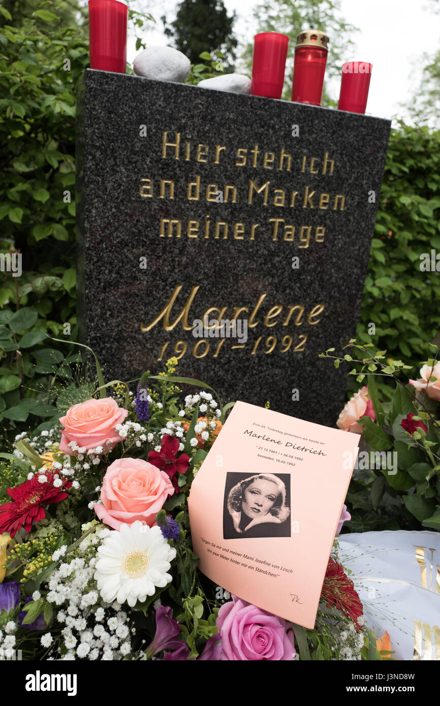 Berlino, Germania. Il 6 maggio, 2017. Fiori e schede collocate presso la tomba del tedesco attrice e cantante Marlene Dietrich in occasione del XXV anniversario della sua morte a Berlino, Germania, 6 maggio 2017. Foto: Jörg Carstensen/dpa/Alamy Live News Foto Stock