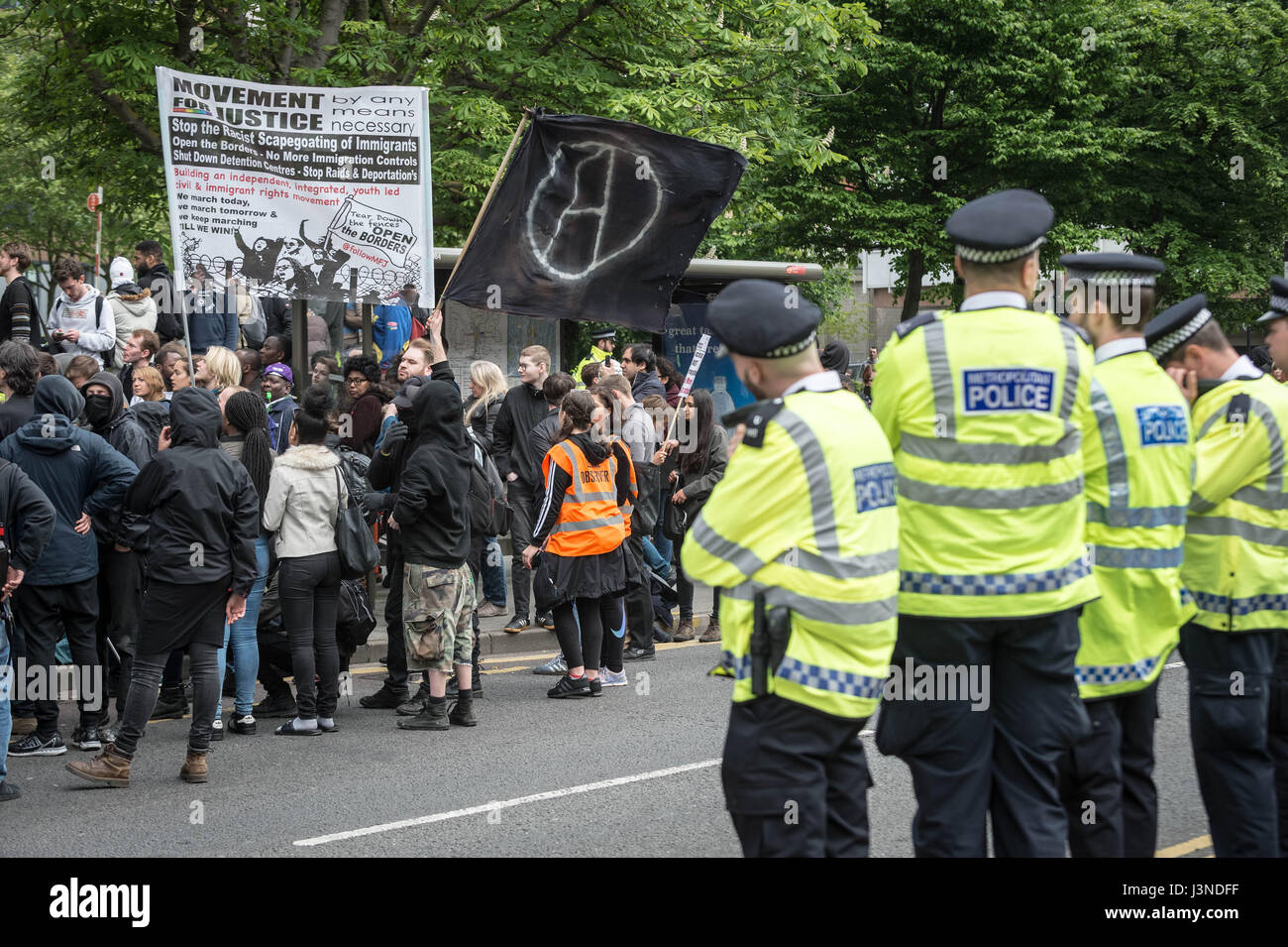 Londra, Regno Unito. Il 6 maggio, 2017. Anti-fascisti contro-protestare contro l'estrema destra movimento a sud-est di alleanza anti-immigrazione protestare fuori casa lunare, la sede del Regno Unito di visti e di immigrazione. © Guy Corbishley/Alamy Live News Foto Stock