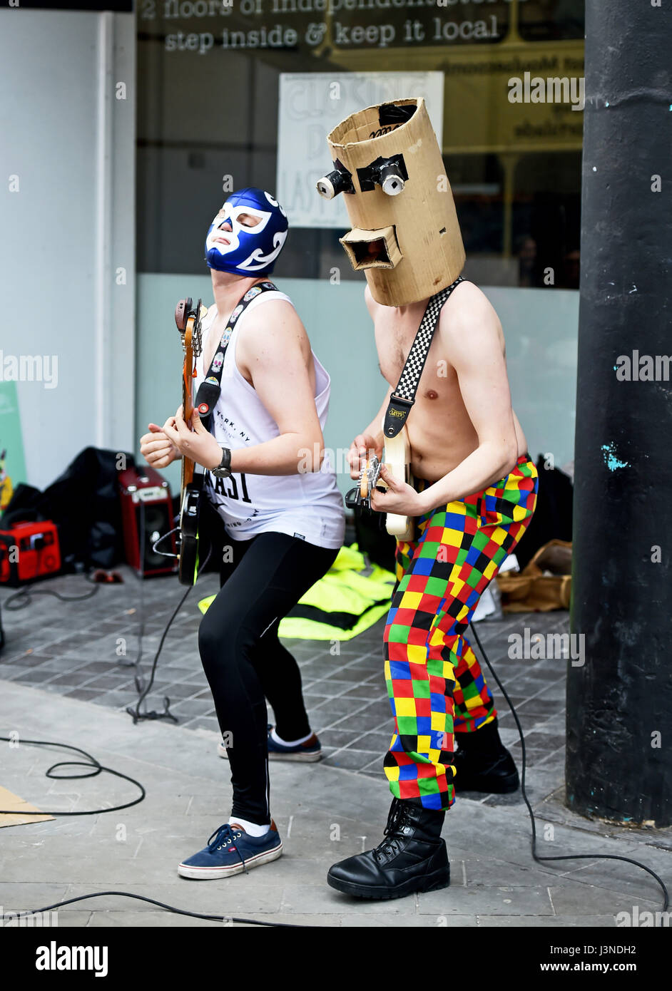 Brighton, Regno Unito. Il 6 maggio, 2017. Gorillabot mascherato una rock band di eseguire in North Street Brighton come parte del Brighton Festival Fringe eventi in città oggi Credito: Simon Dack/Alamy Live News Foto Stock