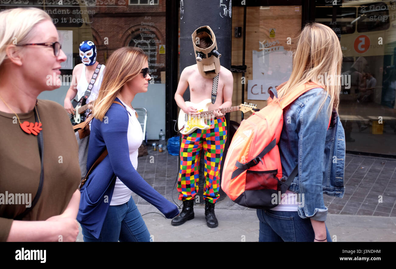 Brighton, Regno Unito. Il 6 maggio, 2017. Gorillabot mascherato una rock band di eseguire in North Street Brighton come parte del Brighton Festival Fringe eventi in città oggi Credito: Simon Dack/Alamy Live News Foto Stock