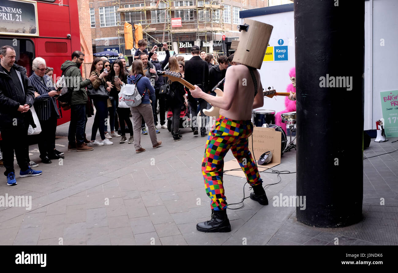 Brighton, Regno Unito. Il 6 maggio, 2017. Gorillabot mascherato una rock band di eseguire in North Street Brighton come parte del Brighton Festival Fringe eventi in città oggi Credito: Simon Dack/Alamy Live News Foto Stock