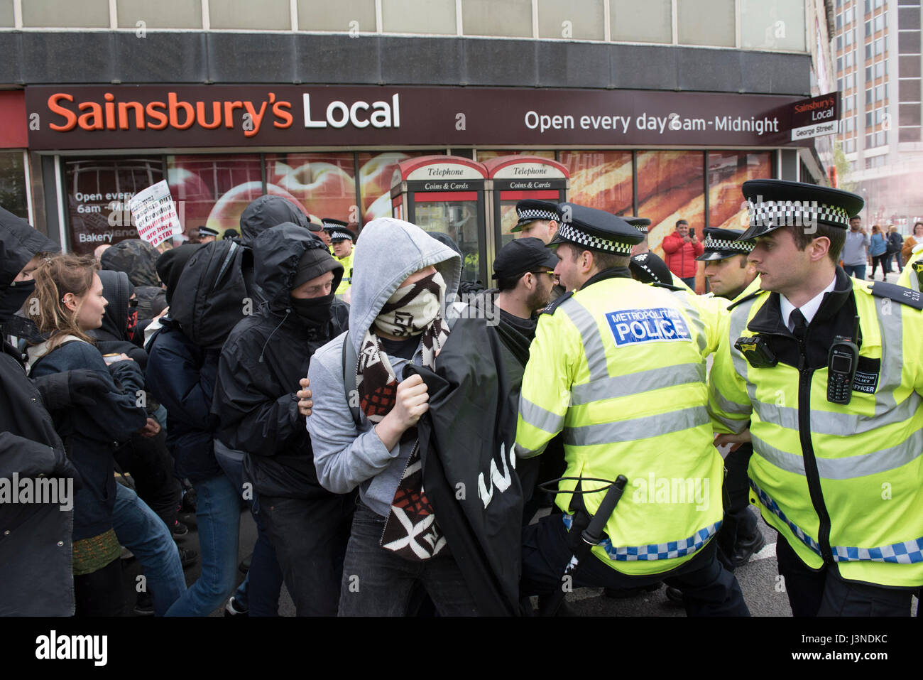 Croydon, Londra, Regno Unito. Il 6 maggio 2017. Con il pulsante destro del gruppo ala sud est Alliance terrà un anti-immigrati e anti-Islam protestare fuori casa lunare nella zona londinese di Croydon. Tafferugli scoppiata tra il contatore-manifestanti e forze di polizia, ci sono stati molti arresti. Credito: Peter Manning / Alamy Live News Foto Stock