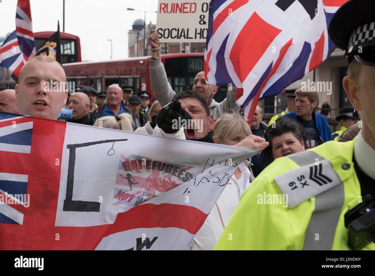 Croydon, Londra, Regno Unito. Il 6 maggio 2017. Con il pulsante destro del gruppo ala sud est Alliance terrà un anti-immigrati e anti-Islam protestare fuori casa lunare nella zona londinese di Croydon. Tafferugli scoppiata tra il contatore-manifestanti e forze di polizia, ci sono stati molti arresti. Credito: Peter Manning / Alamy Live News Foto Stock