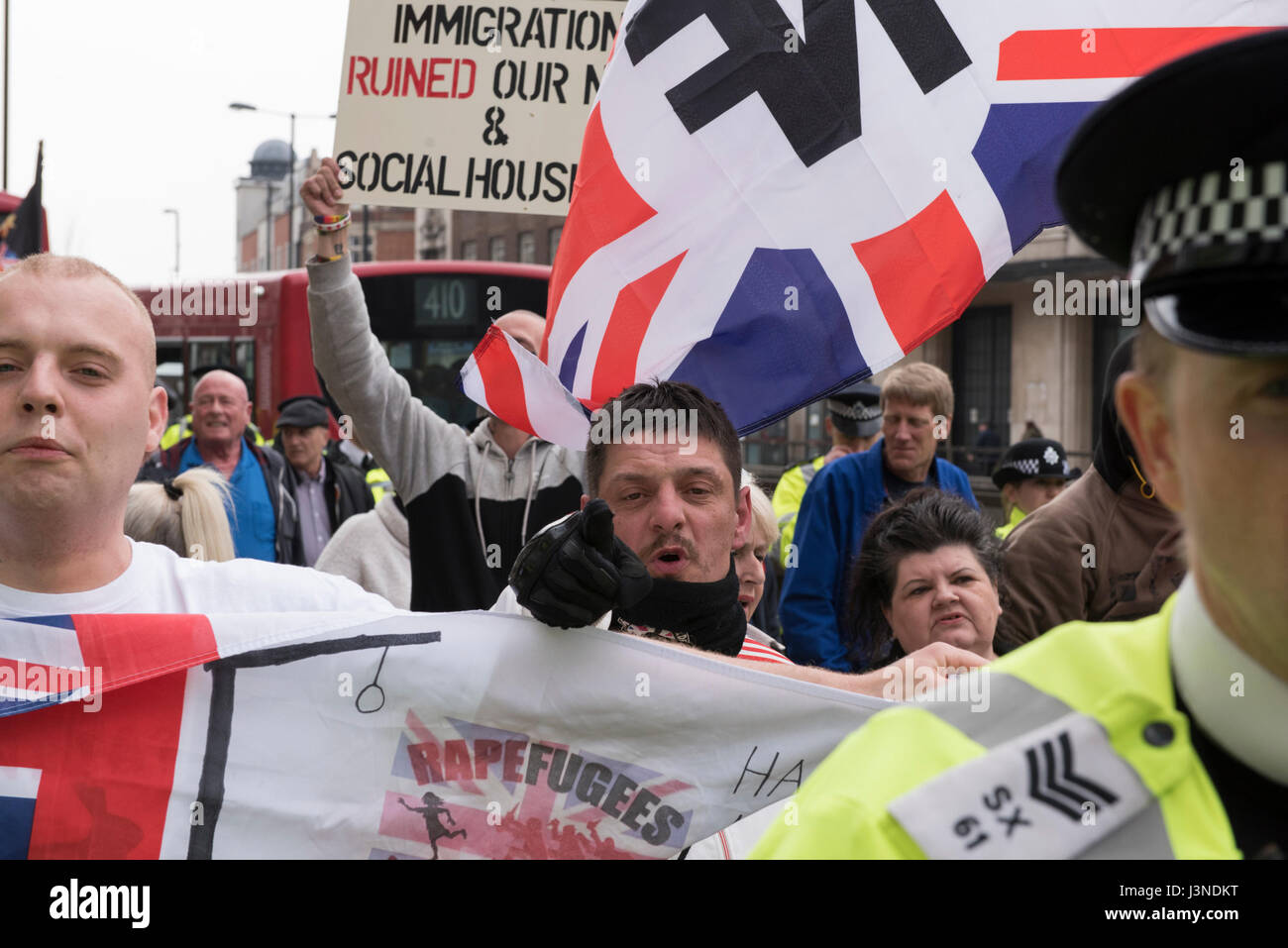 Croydon, Londra, Regno Unito. Il 6 maggio 2017. Con il pulsante destro del gruppo ala sud est Alliance terrà un anti-immigrati e anti-Islam protestare fuori casa lunare nella zona londinese di Croydon. Tafferugli scoppiata tra il contatore-manifestanti e forze di polizia, ci sono stati molti arresti. Credito: Peter Manning / Alamy Live News Foto Stock