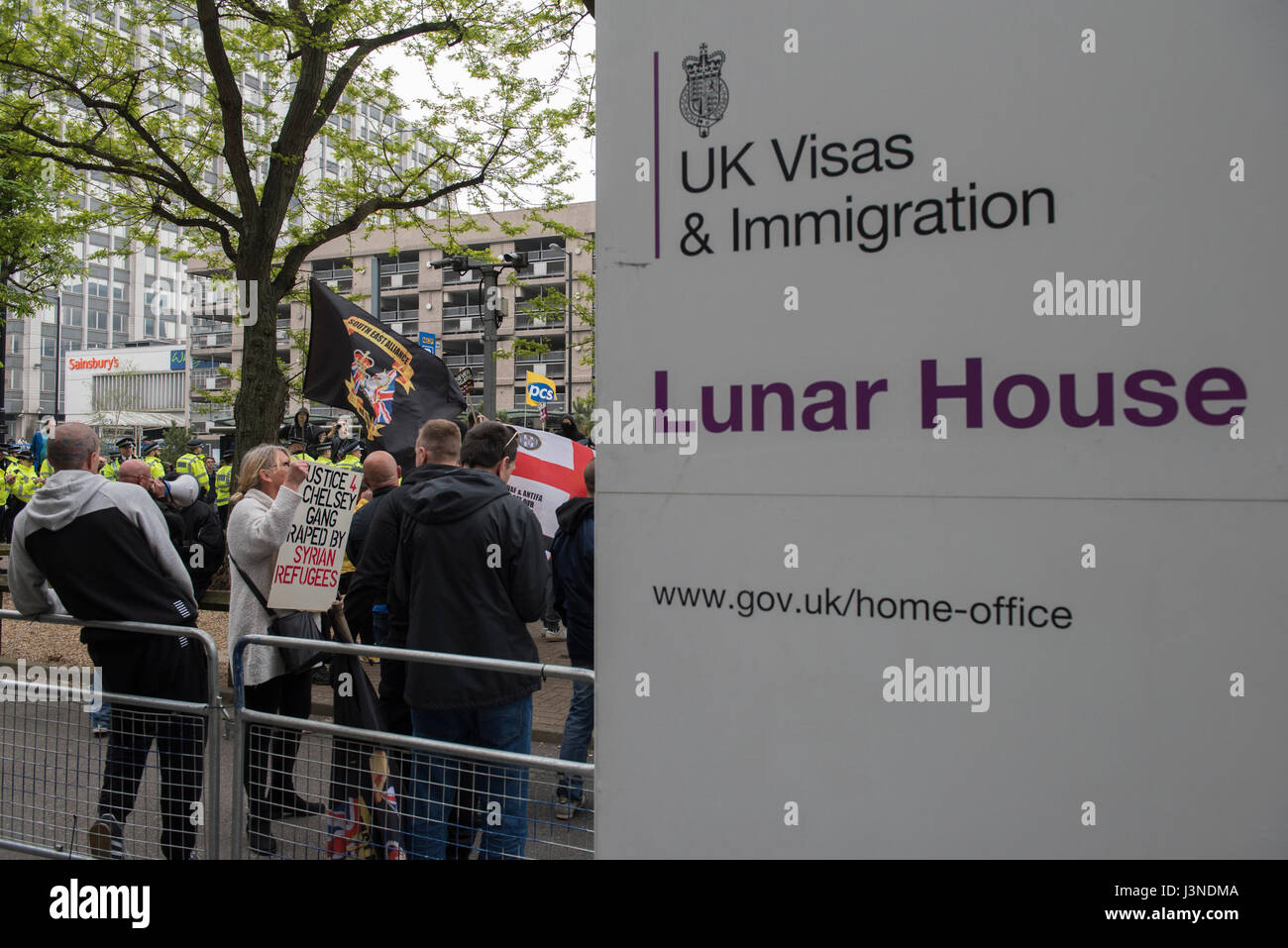 Croydon, Londra, Regno Unito. Il 6 maggio 2017. Con il pulsante destro del gruppo ala sud est Alliance terrà un anti-immigrati e anti-Islam protestare fuori casa lunare nella zona londinese di Croydon. Tafferugli scoppiata tra il contatore-manifestanti e forze di polizia, ci sono stati molti arresti. Credito: Peter Manning / Alamy Live News Foto Stock