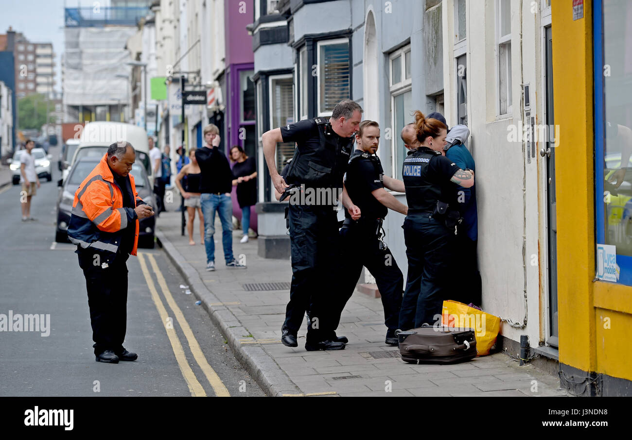 Brighton, Regno Unito. Il 6 maggio, 2017. La polizia arresta e condurre una donna lontano dopo un incidente in George Street Kemp Town Brighton questo pomeriggio Credito: Simon Dack/Alamy Live News Foto Stock