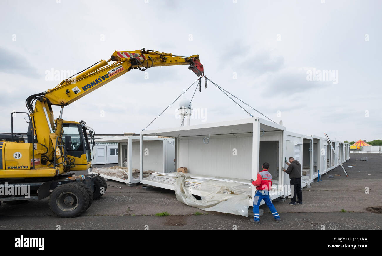 Berlino, Germania. Il 6 maggio, 2017. Alloggio temporaneo per i richiedenti asilo è stata eretta a 'Tempohome' nei giardini dell'ex aeroporto di Tempelhof di Berlino, Germania. Credito: Iain Masterton/Alamy Live News Foto Stock