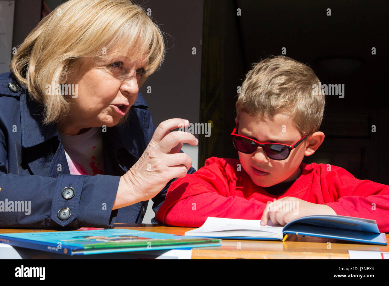 Mülheim-Ruhr, Germania. Il 6 maggio 2017. Hannelore Kraft, primo ministro del Land Renania settentrionale-Vestfalia, aiutando malte, 7 anni, per leggere. mentre la campagna elettorale per il Parlamento europeo del Landtag della Renania settentrionale-Vestfalia nella città di cenre Mulheim an der Ruhr. Foto: immagini vibranti/Alamy Live News Foto Stock