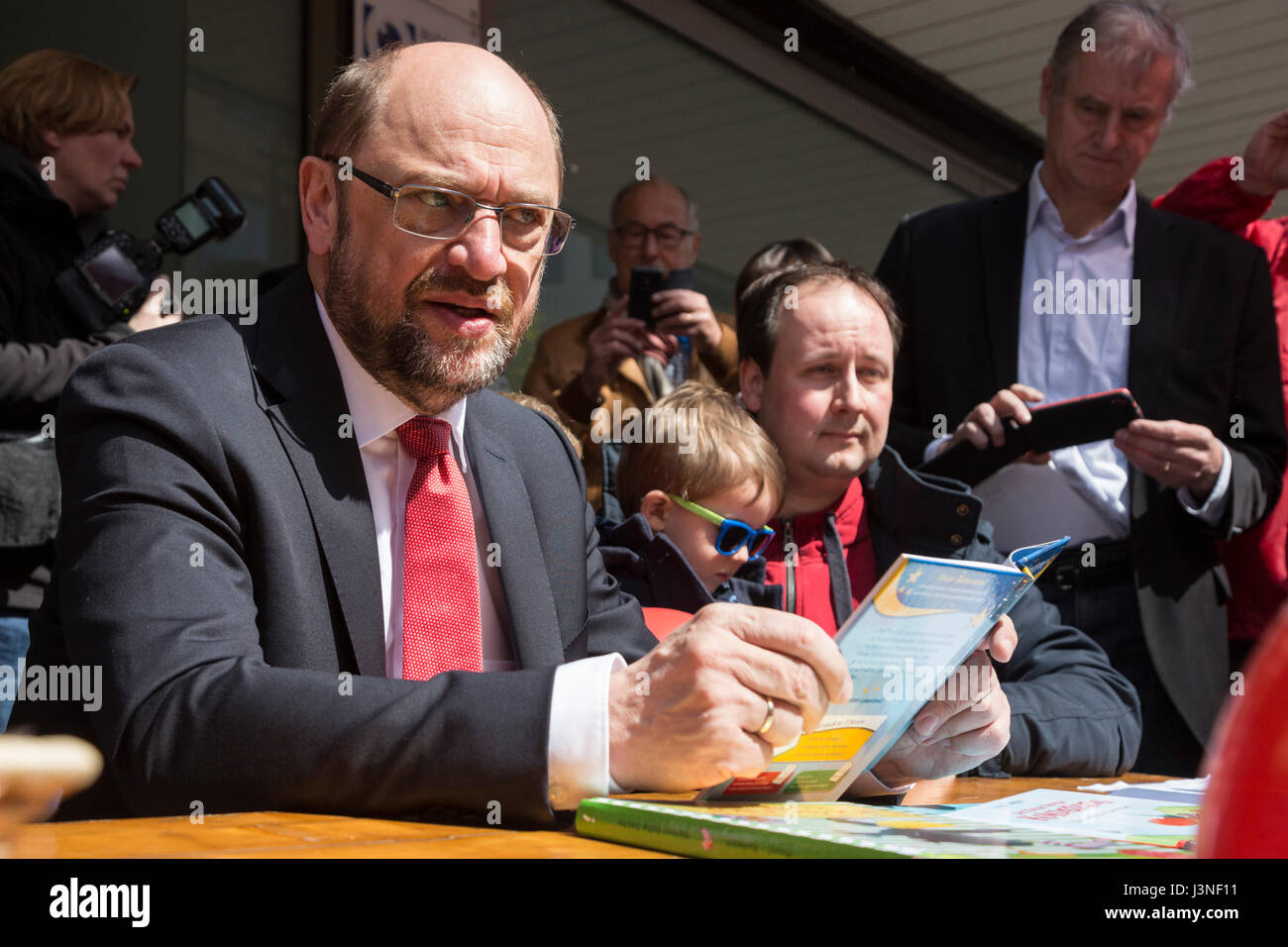 Mülheim-Ruhr, Germania. Il 6 maggio 2017. Martin Schulz, SPD candidato per il tedesco Chancellorship, campagne elettorali per il Parlamento europeo del Landtag della Renania settentrionale-Vestfalia nella città di cenre Mulheim an der Ruhr. Foto: immagini vibranti/Alamy Live News Foto Stock