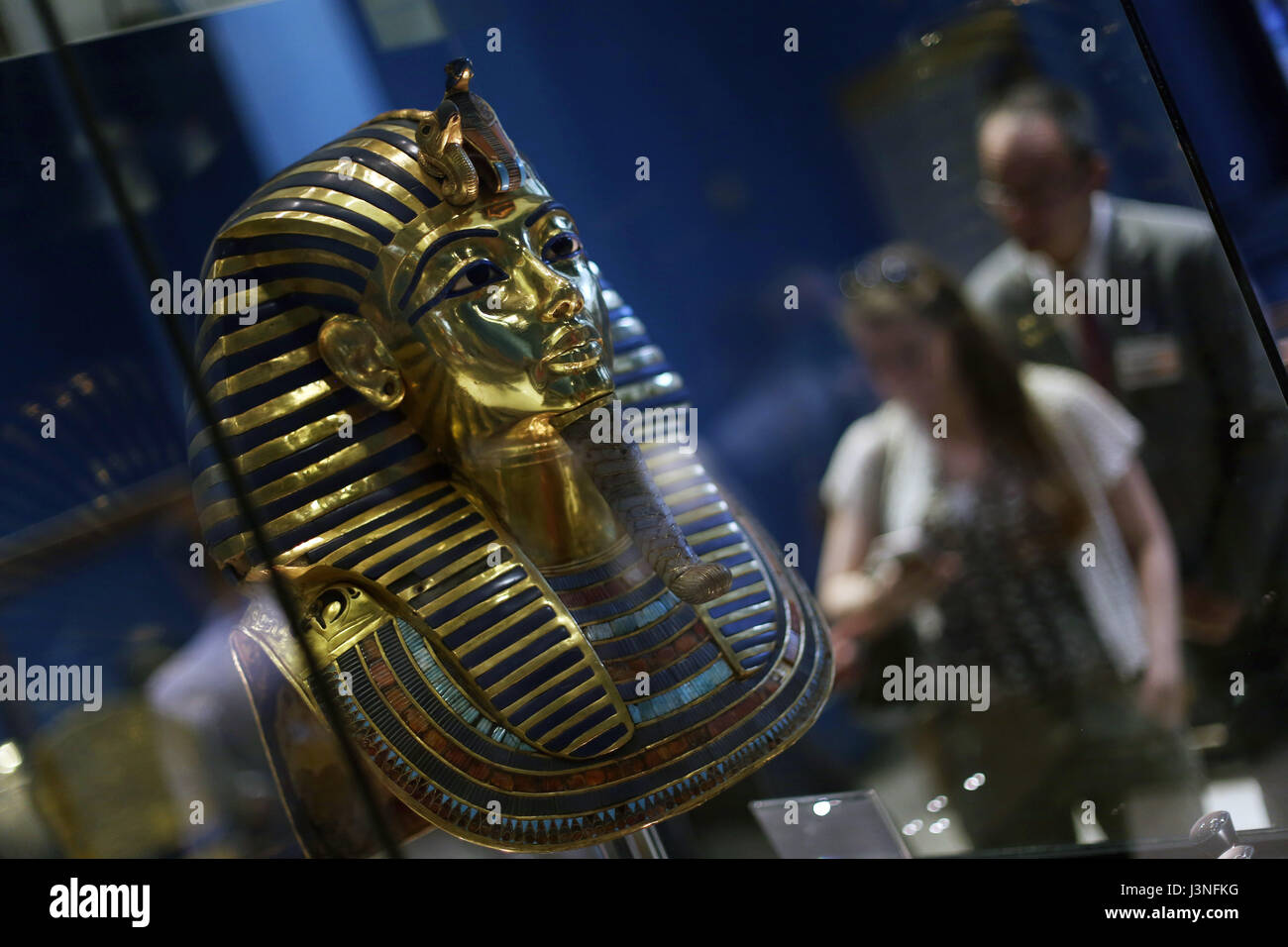 Il Cairo, Egitto. Il 6 maggio, 2017. I visitatori guardano al golden maschera di sepoltura del re Tutankhamon, uno di antico Egitto più famoso di artefatti, al Museo Egizio del Cairo, capitale dell Egitto, il 6 maggio 2017. La terza conferenza annuale sul re Tutankhamon sono iniziate il sabato al Cairo e durerà per tre giorni, con discussioni su diversi temi archeologici, tra cui Tutankhamon's mobili e resti umani e l'ideale ai metodi di conservazione, secondo Ahram Online. Credito: Ahmed Gomaa/Xinhua/Alamy Live News Foto Stock