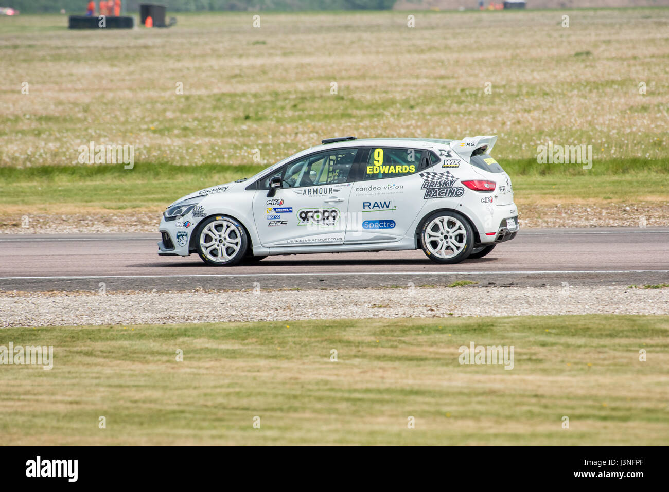 Hampshire, Regno Unito. Il 6 maggio, 2017. Thruxton circuito di gara e centro Motorsport, Andover, Hampshire, Regno Unito. Il 6 maggio 2016. Regno Unito Renault Clio Cup prove di qualificazione a Dunlop MSA British Touring Car Championship. Tutte le vetture gara di oggi con il #BillyWhizz targhe e livrea a sostegno di Billy monger che ha sofferto di cambiare la vita delle lesioni a Donington Park di un paio di settimane fa durante un F4 (Formula 4) campionato britannico di gara. © sarà Bailey / Alamy Live News Foto Stock