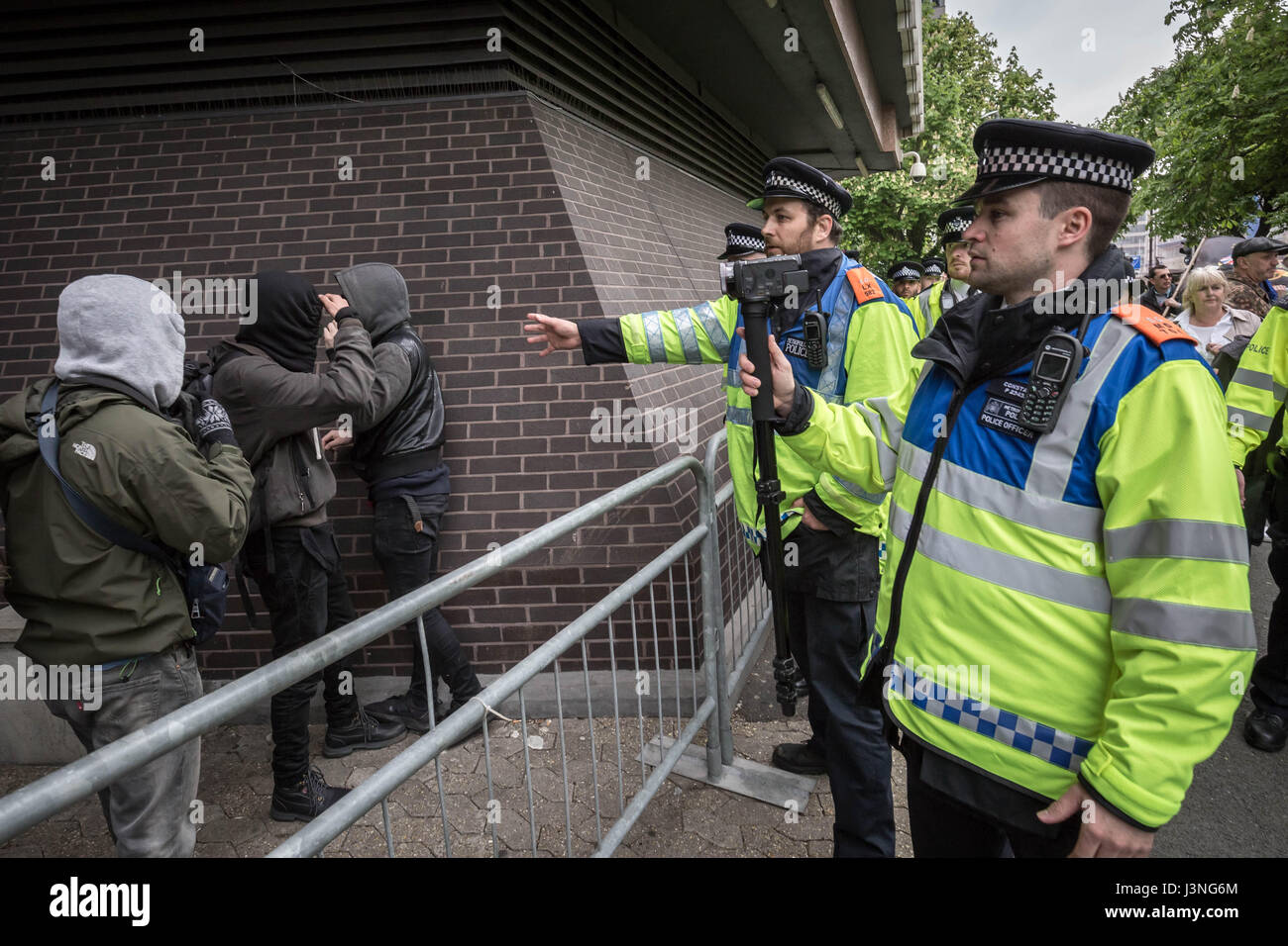 Londra, Regno Unito. Il 6 maggio, 2017. Anti-fascisti contro-protestare contro l'estrema destra movimento a sud-est di alleanza anti-immigrazione protestare fuori casa lunare, la sede del Regno Unito di visti e di immigrazione. © Guy Corbishley/Alamy Live News Foto Stock