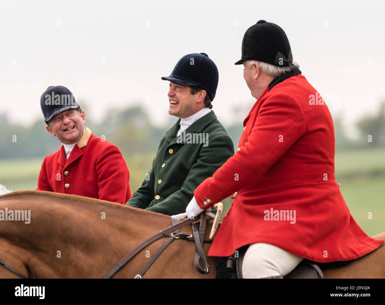 Badminton, Inghilterra. Il 6 maggio 2017. Cacciatori a Badminton Horse Trials condividere uno scherzo. Credito: Steven H Jones/Alamy Live News Foto Stock