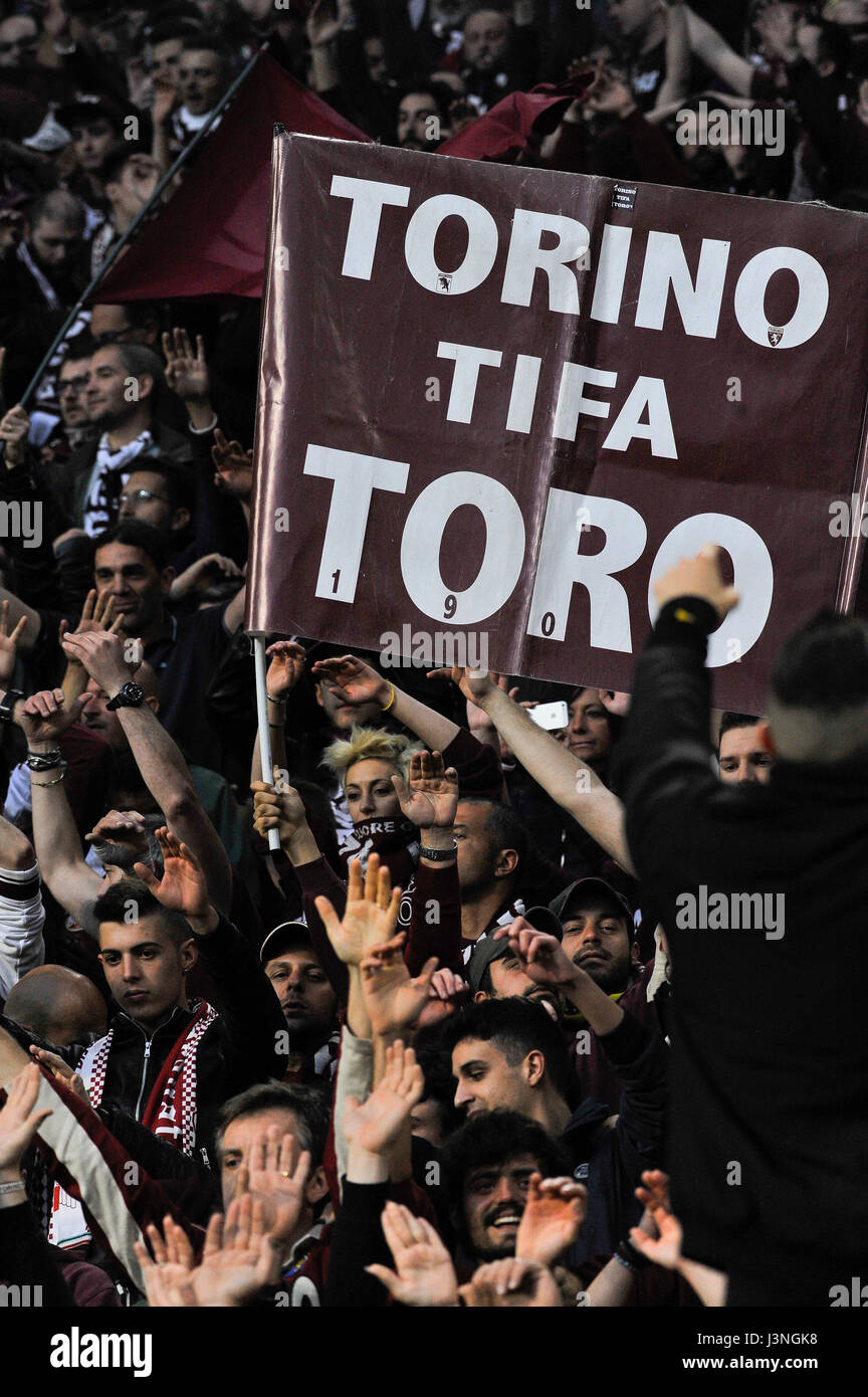 Torino, Italia. Il 6 maggio, 2017. Sostenitori durante il match di Serie A TIM tra Juventus e Torino FC a Juventus Stadium. Il risultato finale della partita è 1-1. Credito: Fabio Petrosino/Alamy Live News Foto Stock