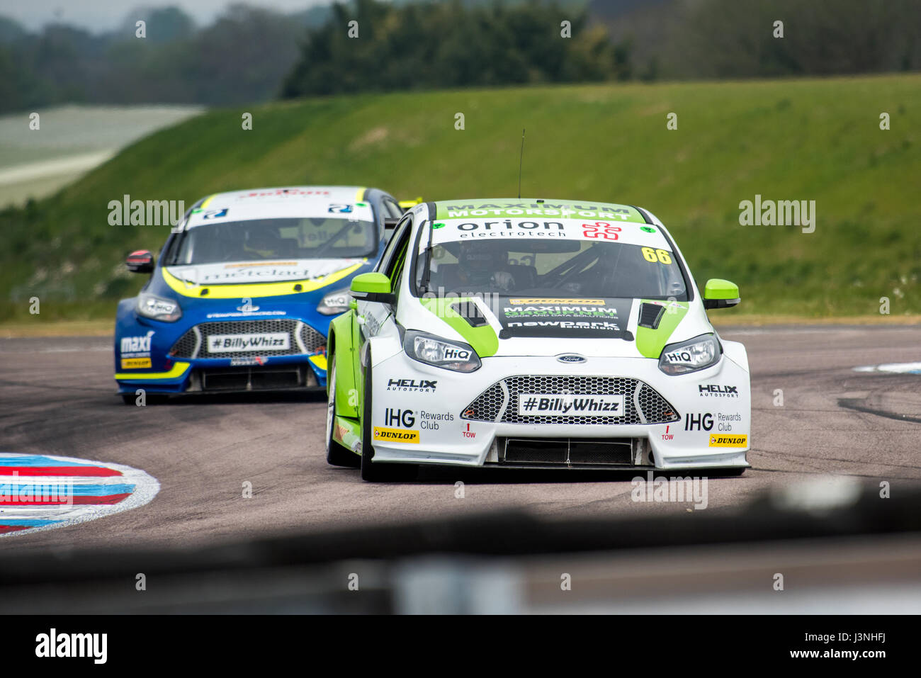 Hampshire, Regno Unito. Il 6 maggio, 2017. Thruxton circuito di gara e centro Motorsport, Andover, Hampshire, Regno Unito. Il 6 maggio 2016. Josh Cuoco del team Parker con massima Motorsport nella sua Ford Focus qualifica a Dunlop MSA British Touring Car Championship. Tutte le vetture gara di oggi con il #BillyWhizz targhe e livrea a sostegno di Billy monger che ha sofferto di cambiare la vita delle lesioni a Donington Park di un paio di settimane fa durante un F4 (Formula 4) campionato britannico di gara. © sarà Bailey / Alamy Live News Foto Stock