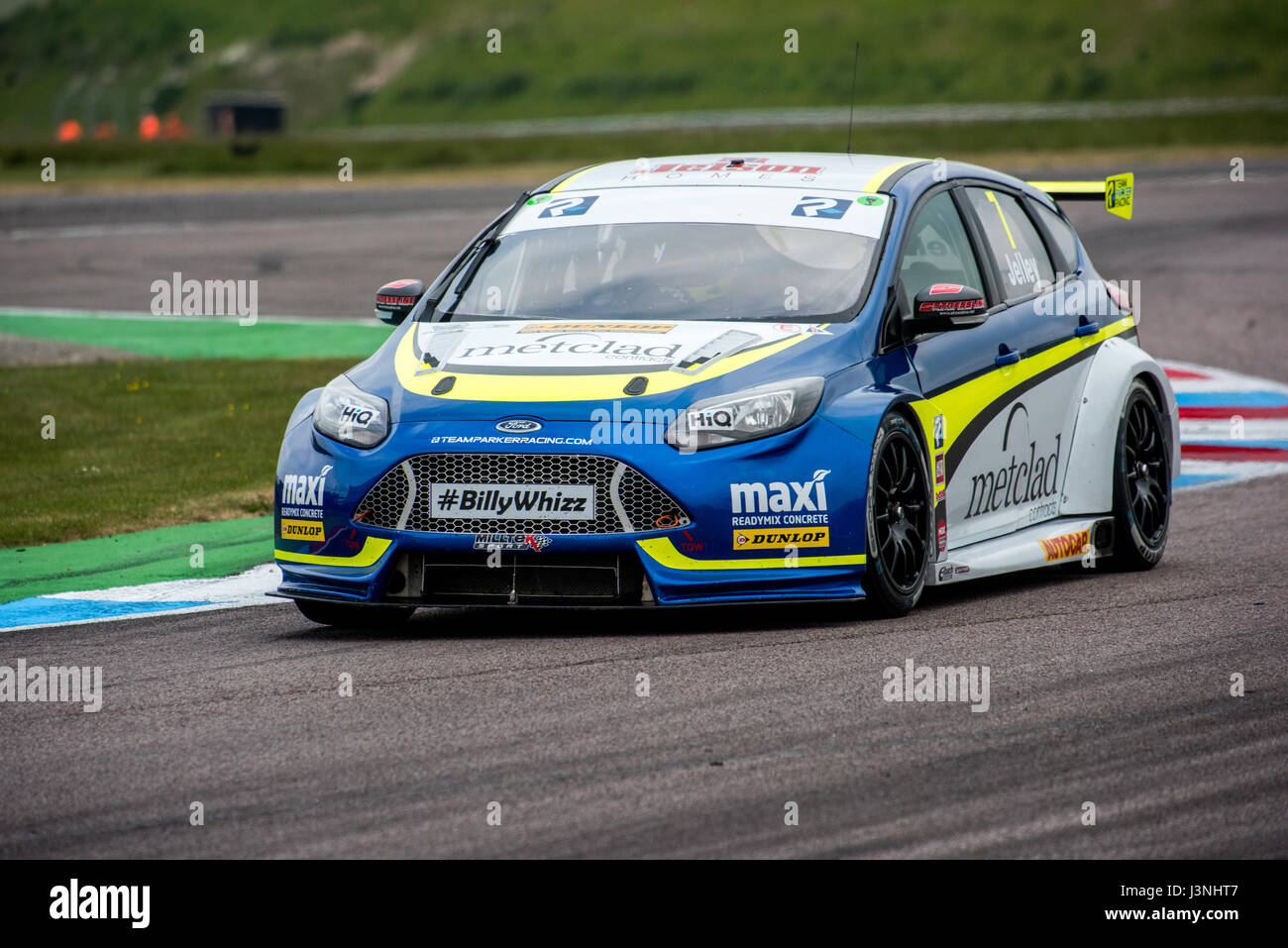 Hampshire, Regno Unito. Il 6 maggio, 2017. Thruxton circuito di gara e centro Motorsport, Andover, Hampshire, Regno Unito. Il 6 maggio 2016. Stephen Jelley del Team Parker con massima Motorsport nella sua Ford Focus qualifica a Dunlop MSA British Touring Car Championship. Tutte le vetture gara di oggi con il #BillyWhizz targhe e livrea a sostegno di Billy monger che ha sofferto di cambiare la vita delle lesioni a Donington Park di un paio di settimane fa durante un F4 (Formula 4) campionato britannico di gara. © sarà Bailey / Alamy Live News Foto Stock