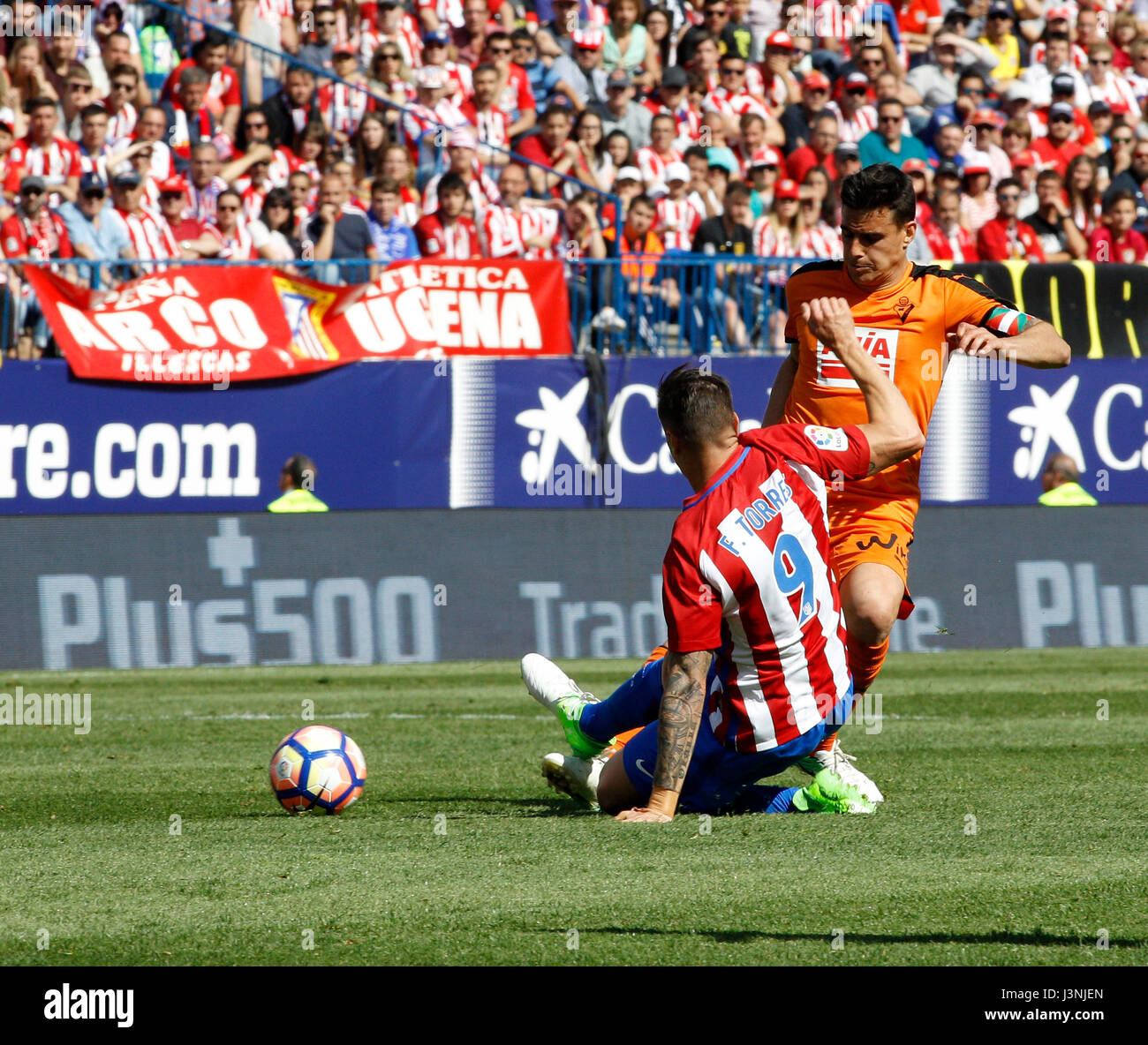 Fernando Torres (Atletico de Madrid) y 14 Daniel Garcia Carrillo (SD Eibar)La Liga tra Atlético de Madrid vs SD Eibar All'Vicente Calderón Stadium in Spagna a Madrid, 6 maggio 2017 . Foto Stock