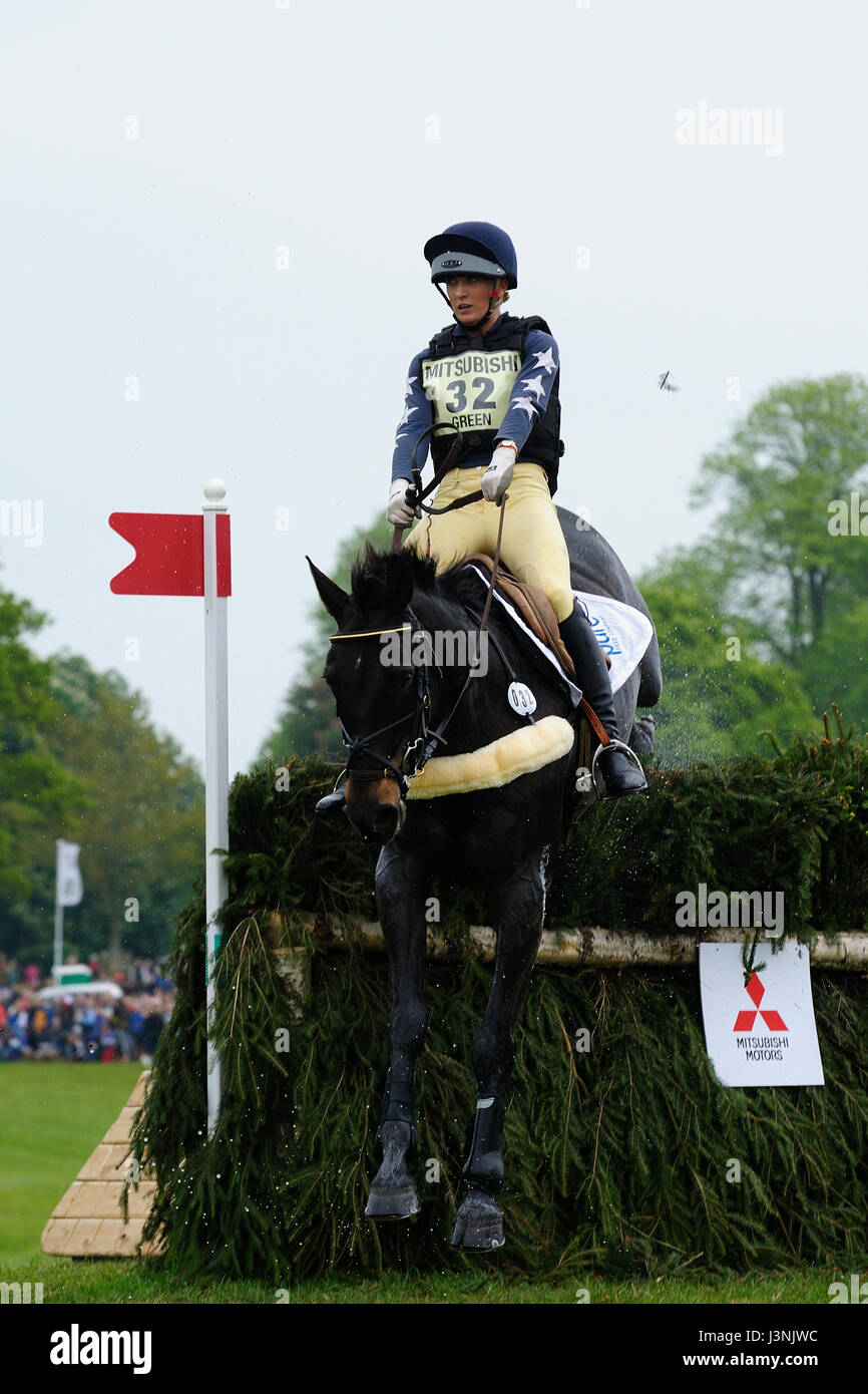 Badminton, UK. Il 6 maggio, 2017. Il 6 maggio 2017, Lissa equitazione verde Malin Head Clover durante il Cross Country fase del 2017 Mitsubishi Motors Badminton Horse Trials, Badminton House, Bristol, Regno Unito. Jonathan Clarke/Alamy Live News Foto Stock