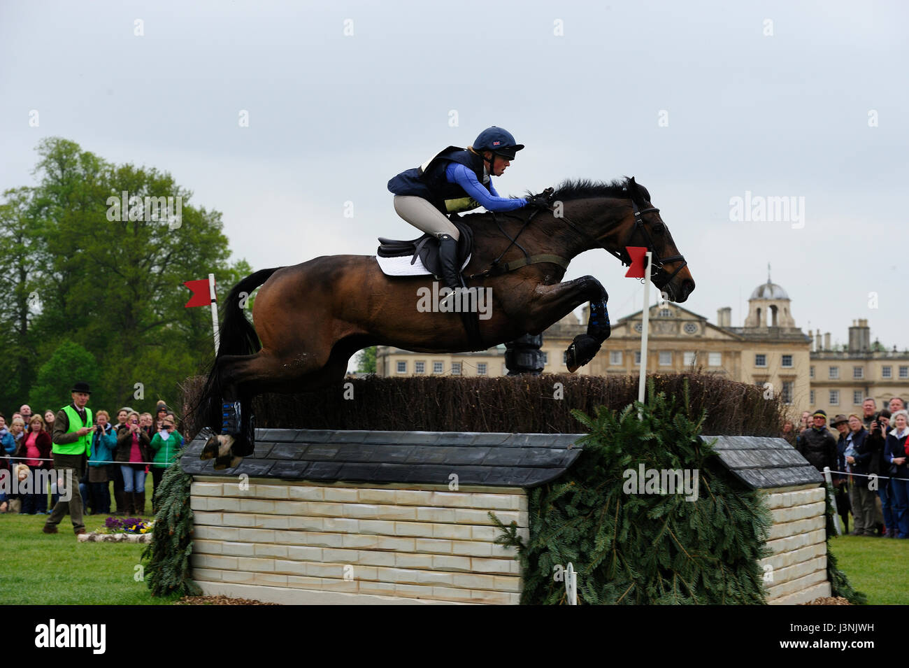 Badminton, UK. Il 6 maggio, 2017. Il 6 maggio 2017, Rosalind Canter riding Allstar B durante il Cross Country fase del 2017 Mitsubishi Motors Badminton Horse Trials, Badminton House, Bristol, Regno Unito. Jonathan Clarke/Alamy Live News Foto Stock