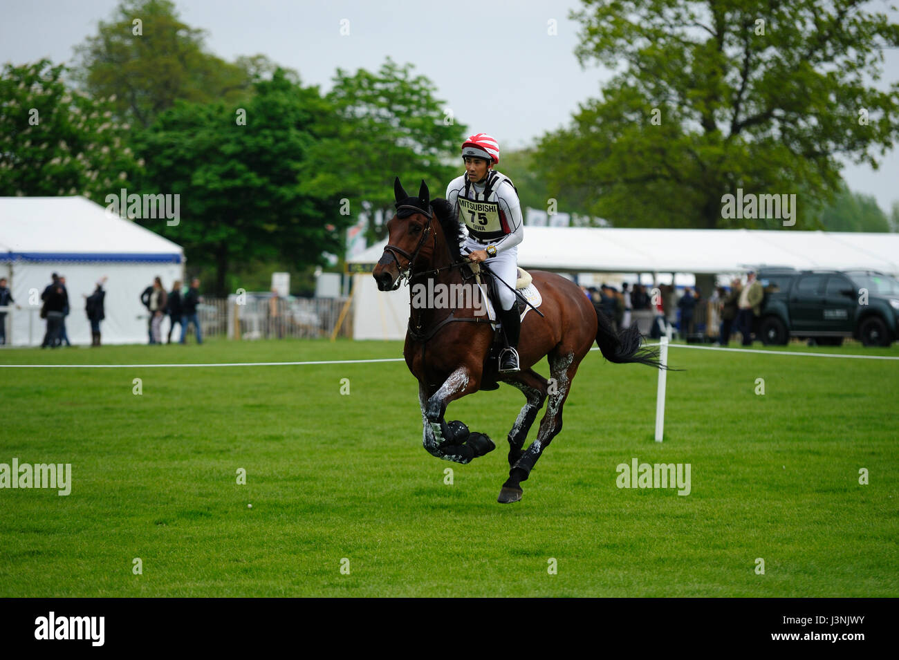 Badminton, UK. Il 6 maggio, 2017. Il 6 maggio 2017, Yoshiaki Oiwa equitazione il Duca di Cavan durante il Cross Country fase del 2017 Mitsubishi Motors Badminton Horse Trials, Badminton House, Bristol, Regno Unito. Jonathan Clarke/Alamy Live News Foto Stock