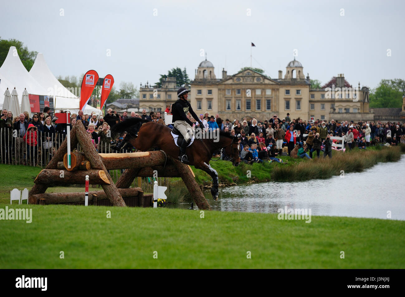 Badminton, UK. Il 6 maggio, 2017. Il 6 maggio 2017, Mark Todd riding NZB Campino durante il Cross Country fase del 2017 Mitsubishi Motors Badminton Horse Trials, Badminton House, Bristol, Regno Unito. Jonathan Clarke/Alamy Live News Foto Stock