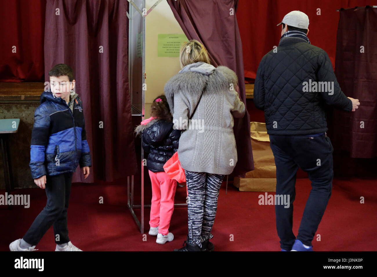 Una madre e figlia andare in una cabina di voto. Circa 47 milioni di francesi sono chiamati alle urne per eleggere il prossimo Presidente della Francia. Il candidato indipendente Emmanuel Macron è atteso a prendere la vittoria sul suo rivale Marine Le Pen dall'ala destra Fronte nazionale. Foto: Cronos/Michael Debets/Alamy Live News Foto Stock