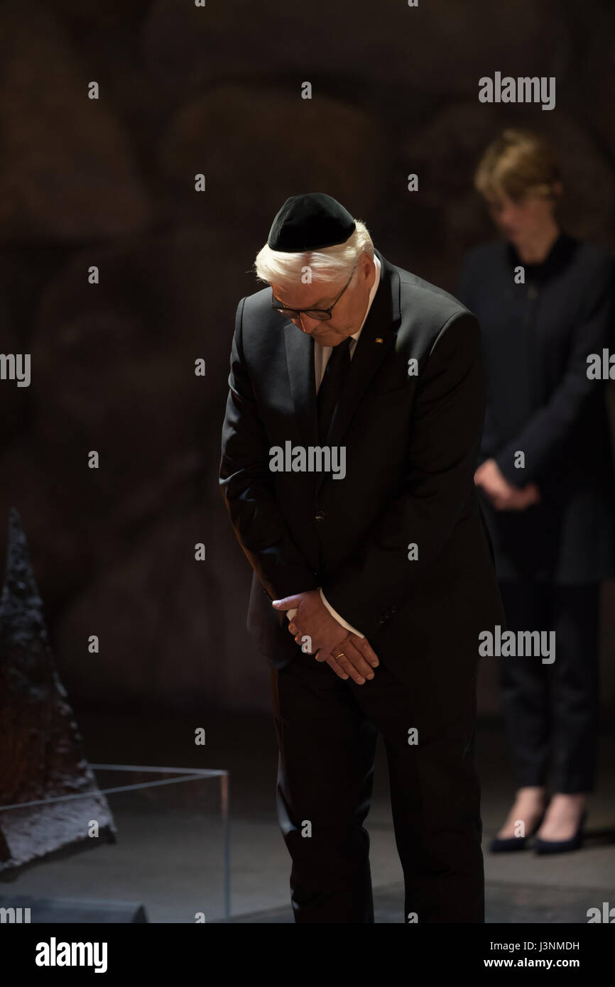 Gerusalemme. Il 7 maggio, 2017. Il Presidente tedesco Frank-Walter Steinmeier visite Yad Vashem - il memoriale dell'Olocausto a Gerusalemme, 7 maggio 2017. Credito: Guo Yu/Xinhua/Alamy Live News Foto Stock