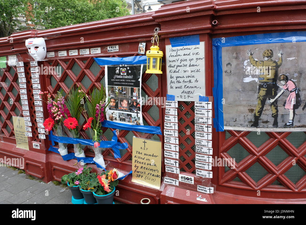 Londra, Regno Unito. Il 7 maggio, 2017. fiori e foto formano un memoriale per coloro che hanno perso la vita di recente in Venezuela Credito: Londonphotos/Alamy Live News Foto Stock