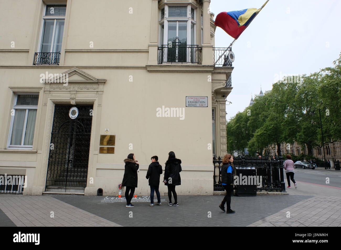 Londra, Regno Unito. Il 7 maggio, 2017. fiori e foto formano un memoriale per coloro che hanno perso la vita di recente in Venezuela Credito: Londonphotos/Alamy Live News Foto Stock