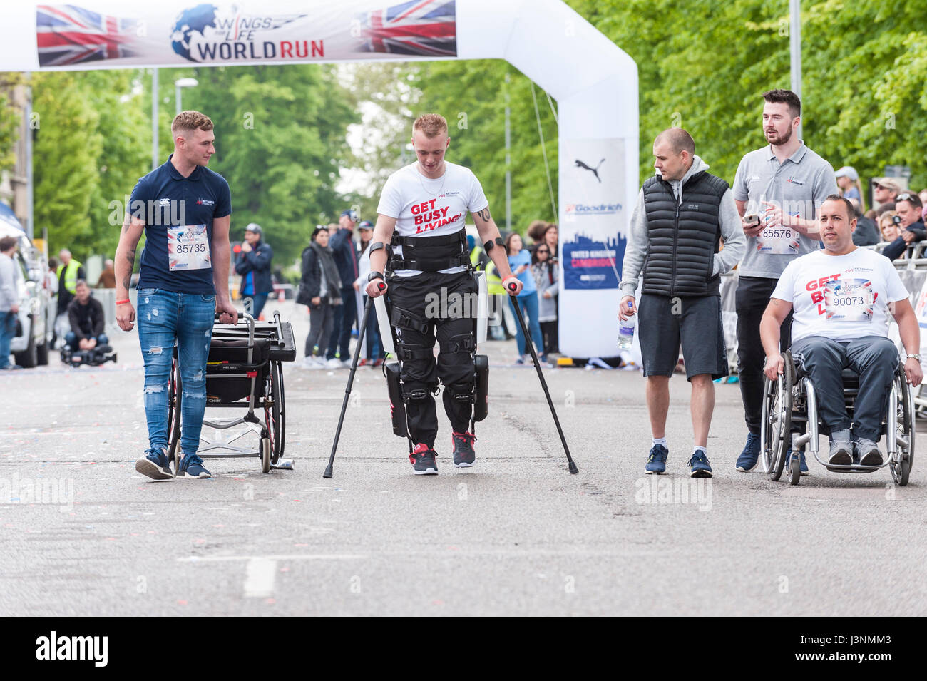 Cambridge, Regno Unito. Il 7 maggio 2017. Caldo ma le nuvole non ha impedito ai concorrenti di prendere parte alle ali per la vita mondo eseguire in Cambridge, che viene eseguito contemporaneamente in tutto il mondo. La corsa è un evento globale e viene iniziato contemporaneamente in tutto il mondo. I concorrenti di cominciare a correre e dopo 30 minuti sono seguiti, lentamente, da un 'catcher auto'. Quando la vettura di catture la runner, la loro gara è completa. In questa gara, la linea del traguardo le catture. Ali per la vita del mondo è eseguire un evento di beneficenza e tutti i proventi da eseguire vai direttamente al midollo spinale ricerca. © Paul Warburton Foto Stock