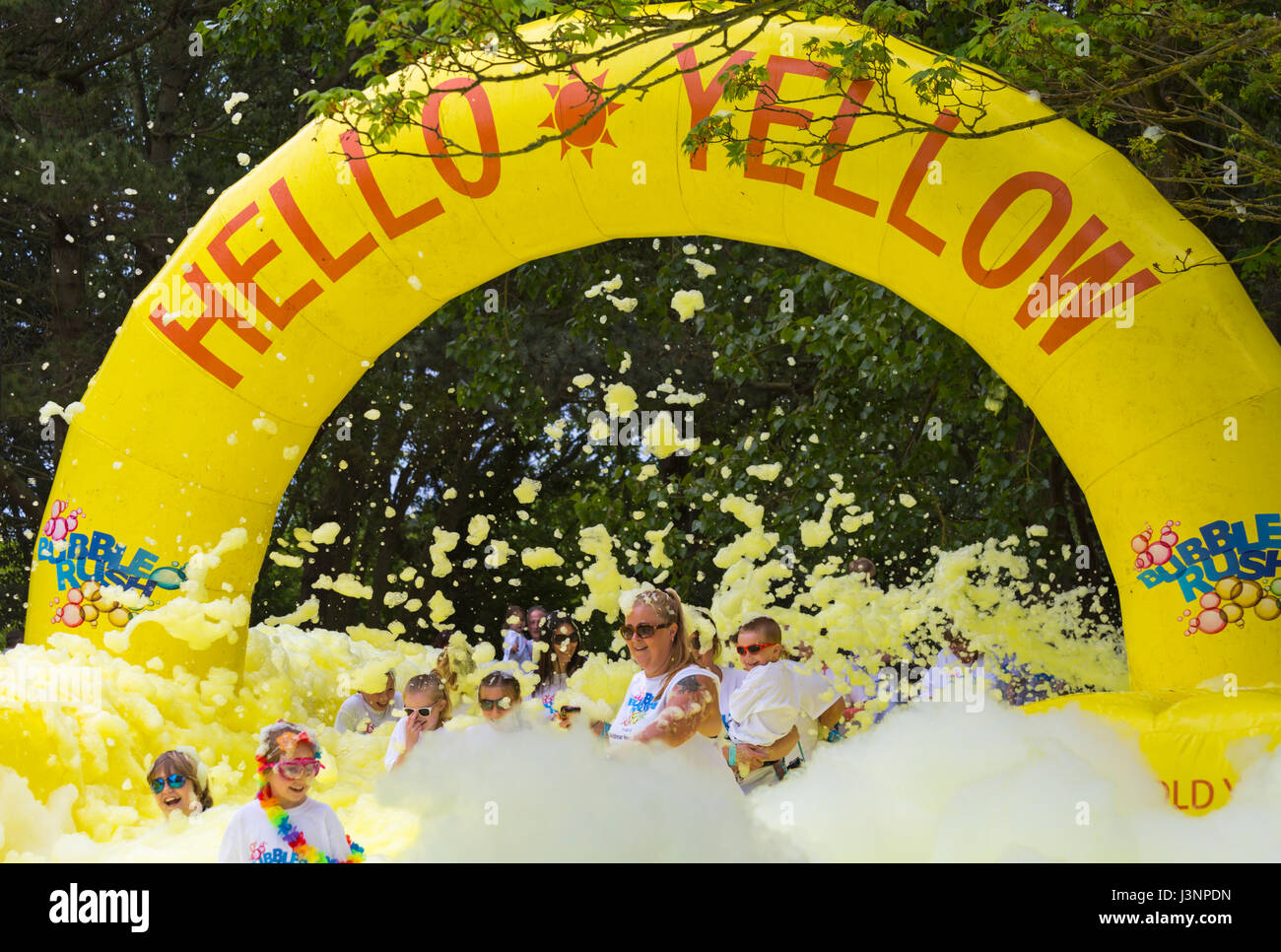 Weymouth Dorset, Regno Unito. Il 7 maggio, 2017. Weldmar le Bubble Rush avviene a Weymouth per raccogliere fondi per la carità con circa 2000 persone che dovrebbero prendere parte, in esecuzione mediante bolle di diversi colori. Le bolle sono state superiori a molti dei bambini scomparsi, quindi emerso guardando come bolla mostri! Credito: Carolyn Jenkins/Alamy Live News Foto Stock