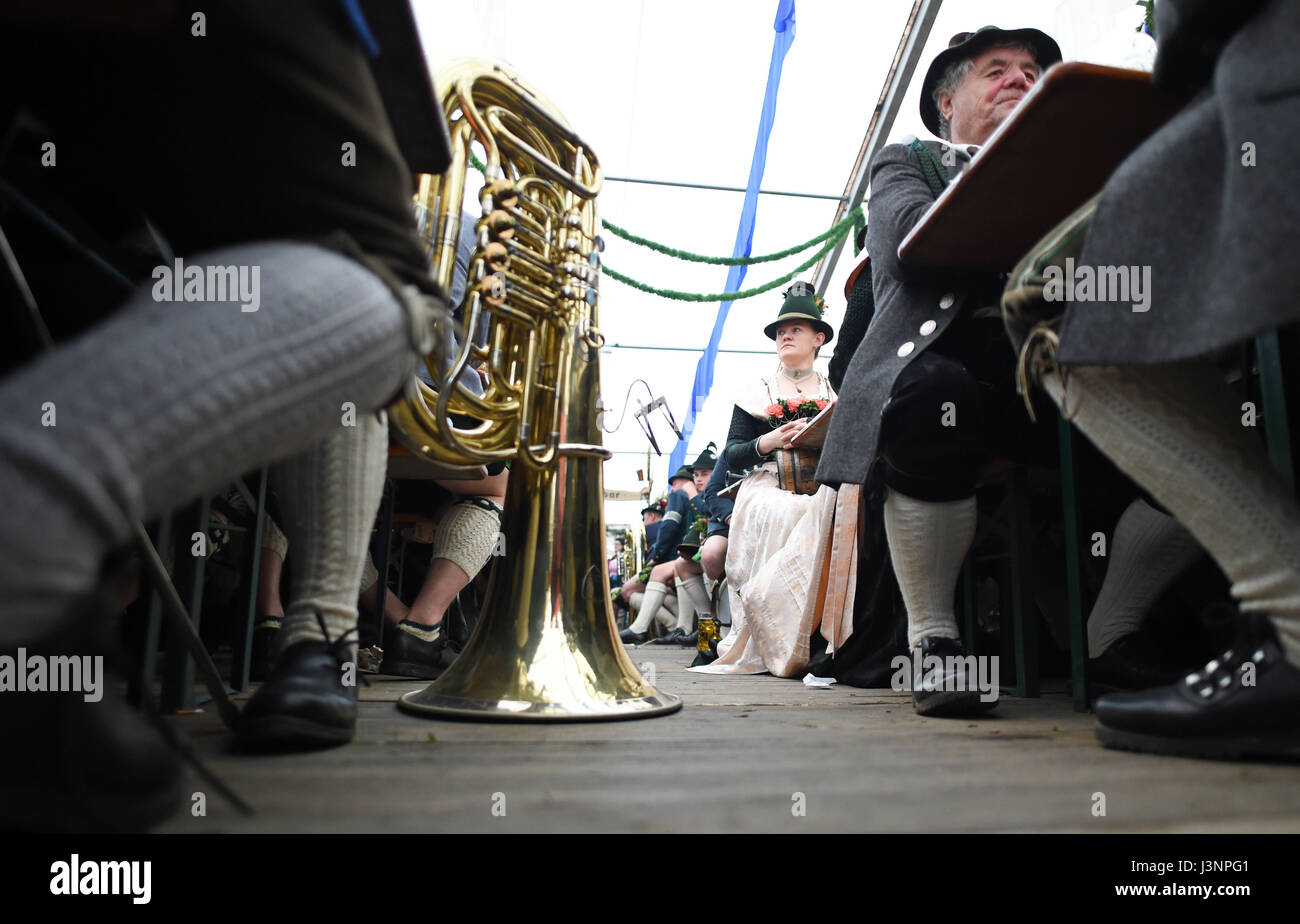 Gaissach, Germania. Il 7 maggio, 2017. I membri di un tradizionale Gebirgsschuetzen bavarese (lit. mountain tiratori) club e musicisti in una tenda di birra durante la tradizionale festa Patronatstag giorno celebrazioni in Gaissach, Germania, 7 maggio 2017. La riunione si svolge a maggio di ogni anno in onore del santo patrono del Gebirgsschuetzen, Maria la madre di Gesù. Foto: Andreas Gebert/dpa/Alamy Live News Foto Stock