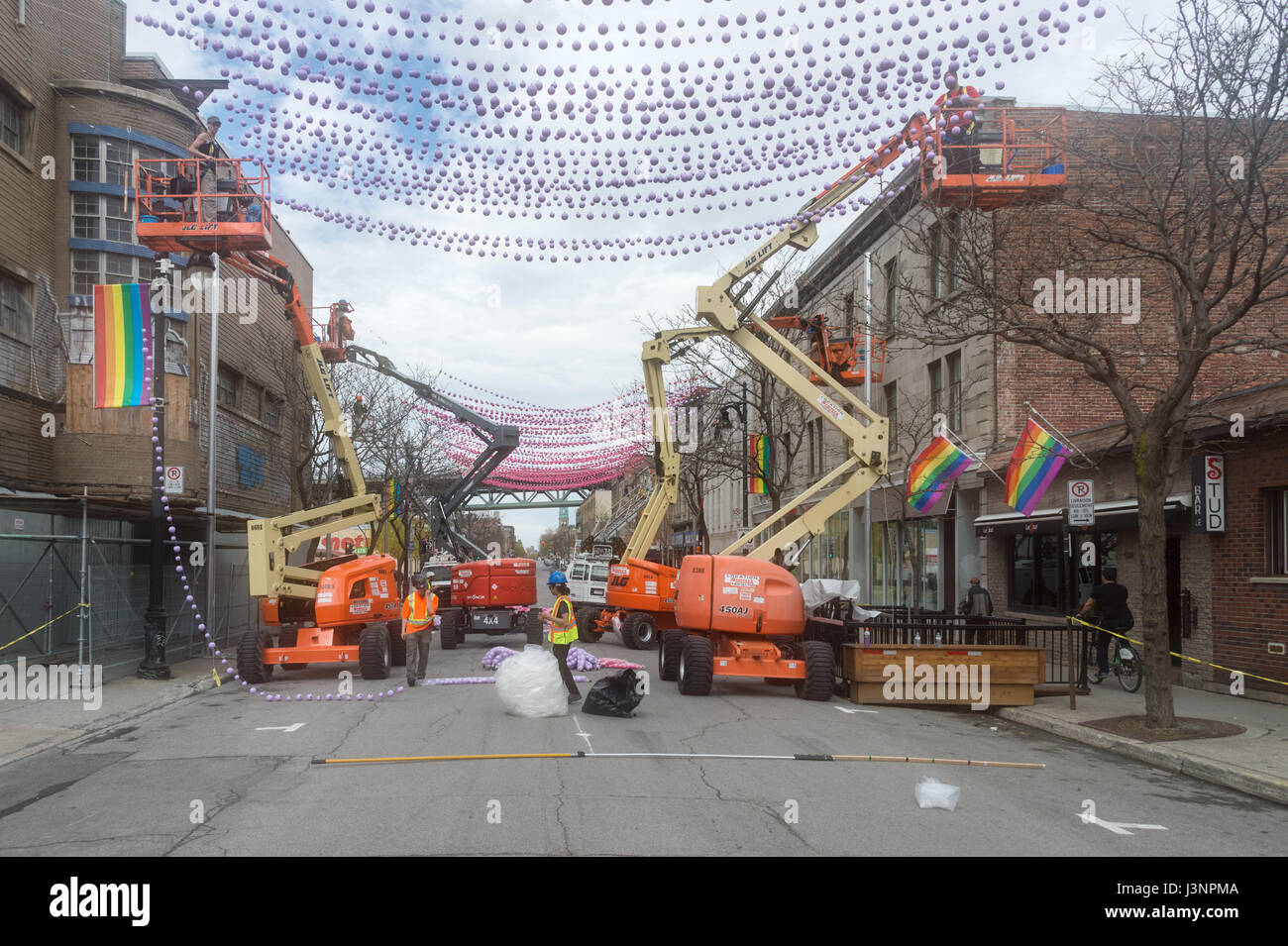 Montreal, Canada. Il 6 maggio, 2017. Impostazione dei lavoratori fino al rainbow sfere arte di installazione '18 tonalità di gay' su Saint-Catherine Street nel villaggio gay Credito: Marc Bruxelle/Alamy Live News Foto Stock