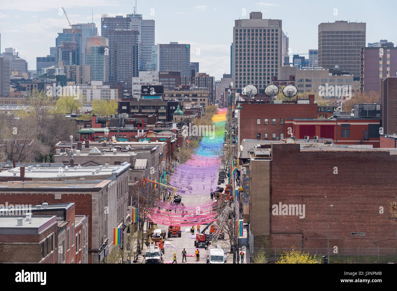 Montreal, Canada. Il 6 maggio, 2017. Le sfere di arcobaleno arte di installazione '18 tonalità di gay' su Saint-Catherine Street nel villaggio gay Credito: Marc Bruxelle/Alamy Live News Foto Stock