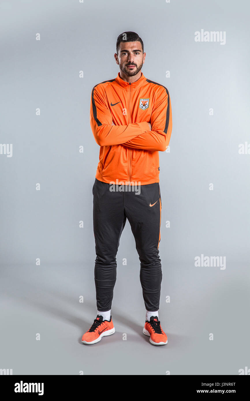 Ritratto di calcio italiano player Graziano Pelle dello Shandong Luneng Taishan F.C. per il 2017 Chinese Football Association Super League, in Ji'nan city, est della Cina di provincia di Shandong, 27 febbraio 2017. Foto Stock Ritratto di calcio italiano player Graziano Pelle dello Shandong Luneng Taishan F.C. per il 2017 Chinese Football Association Super League, in Ji'nan city, est della Cina di provincia di Shandong, 27 febbraio 2017. Foto Stock