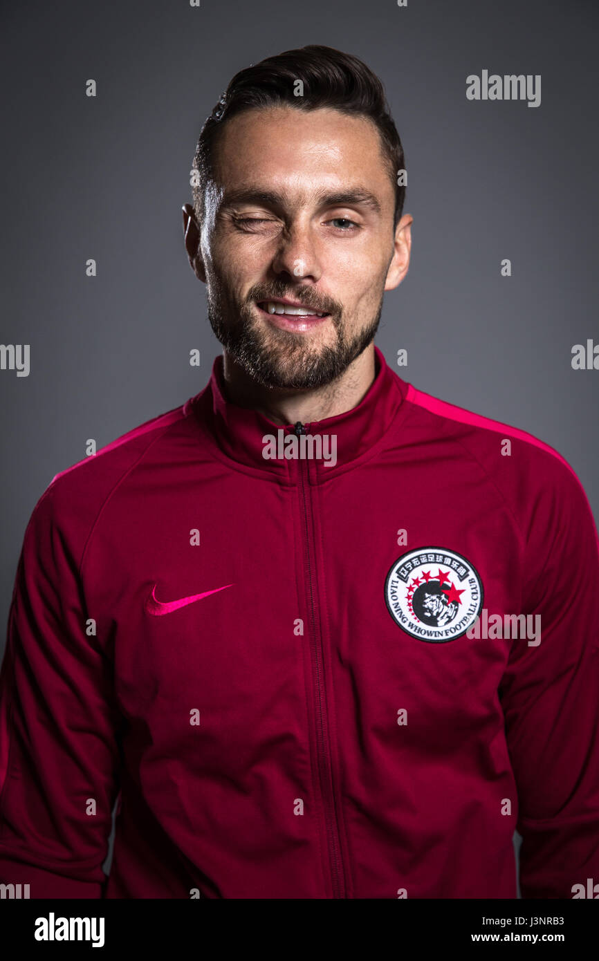Ritratto di Australian soccer player James Holland di Liaoning Whowin F.C. per il 2017 Chinese Football Association Super League, Foshan City, a sud della Cina di provincia di Guangdong, 24 gennaio 2017. Foto Stock